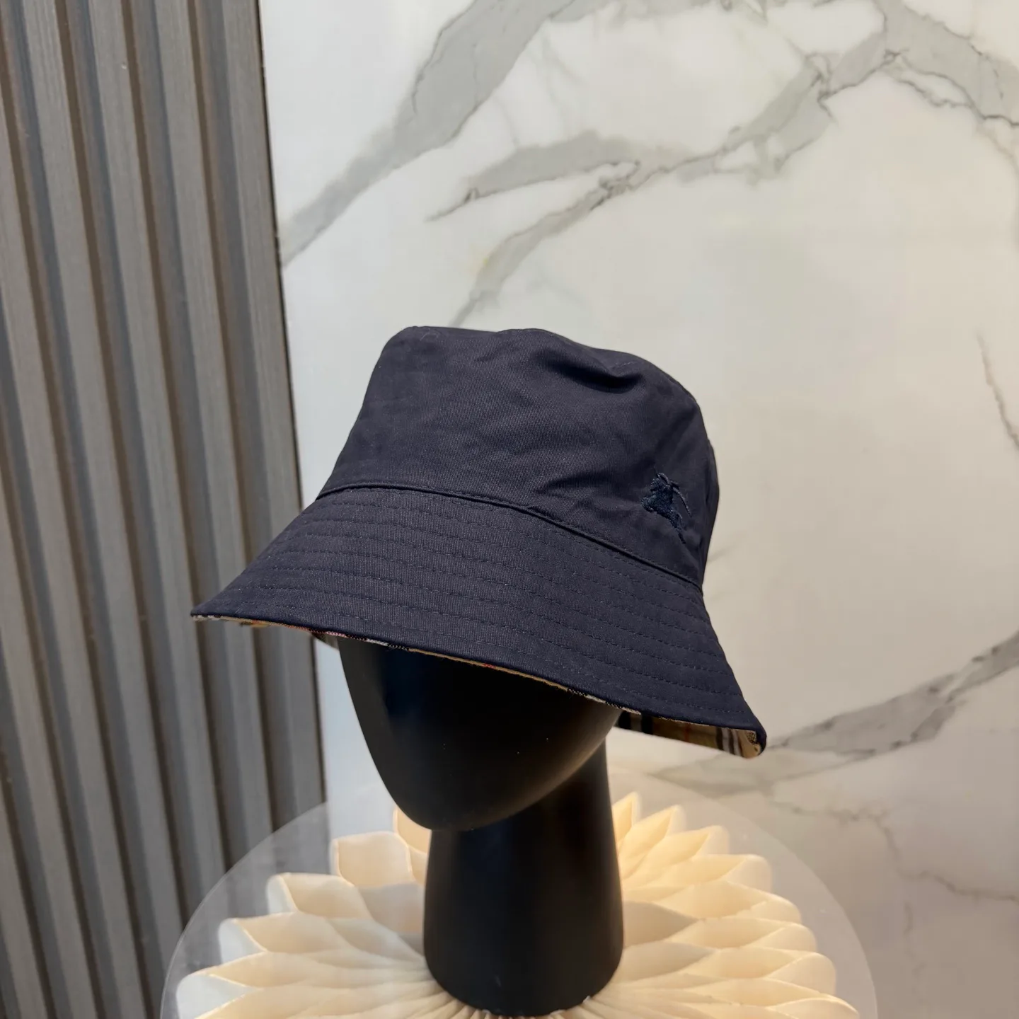 Hats BURBERRY 17604929