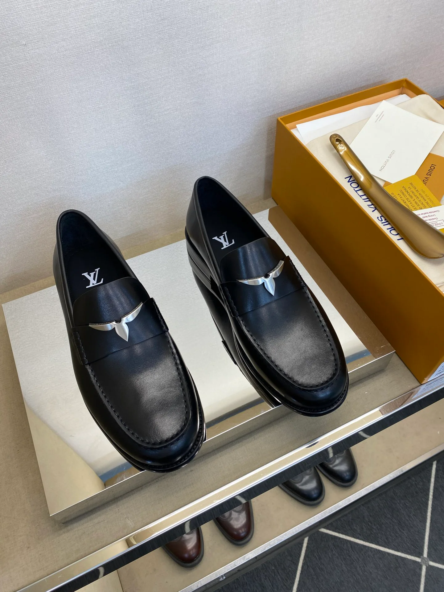 Men's Loafers And Dress Shoes LOUIS VUITTON 18079149