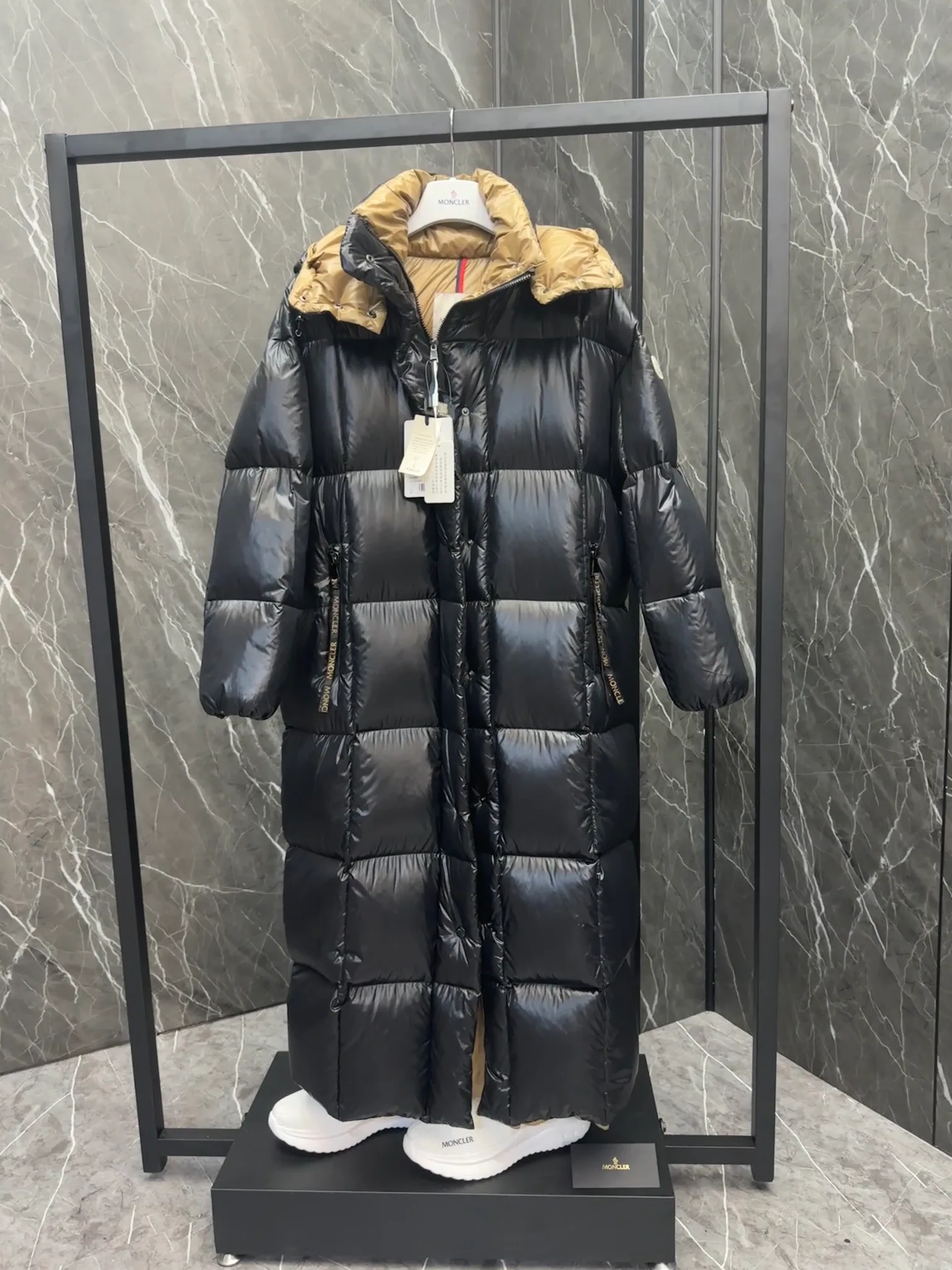 Women's Jackets And Down Jackets MONCLER 18443643
