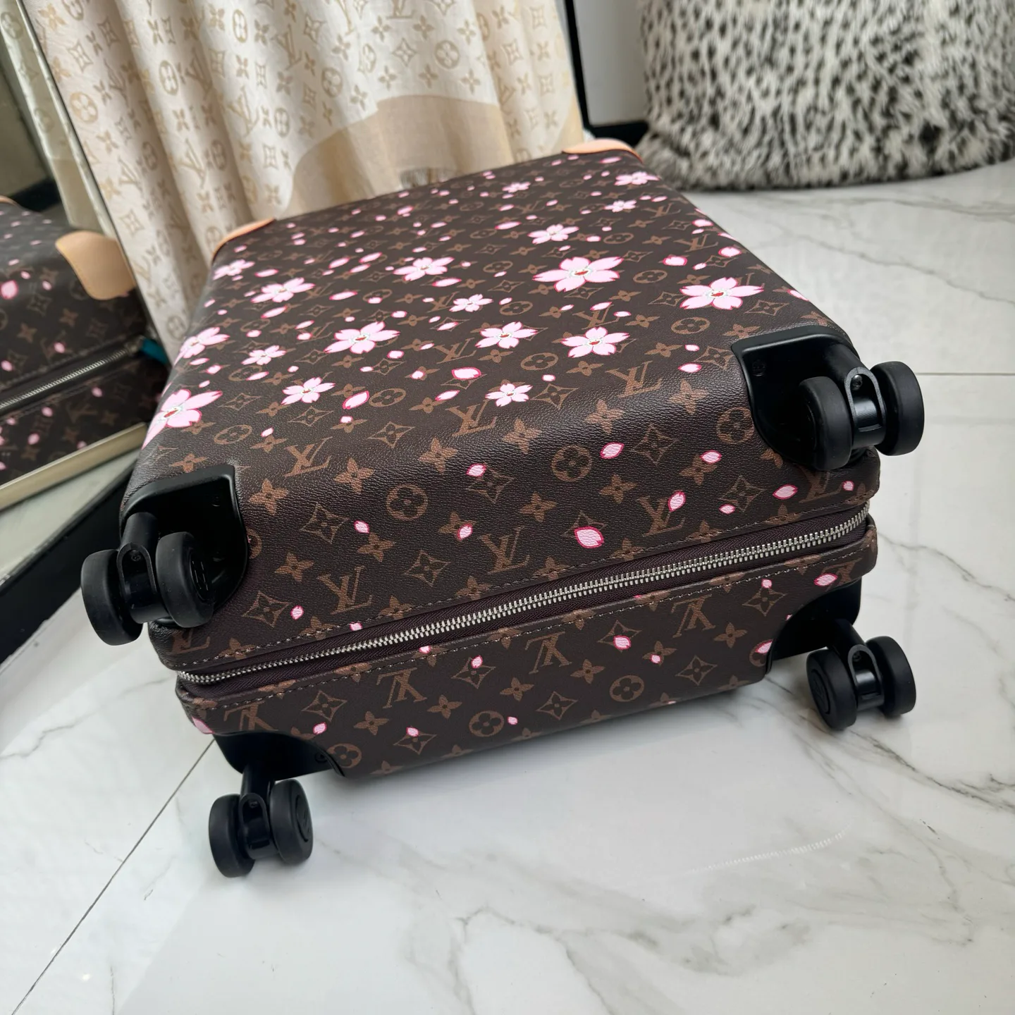 Suitcases LOUIS VUITTON 17801475