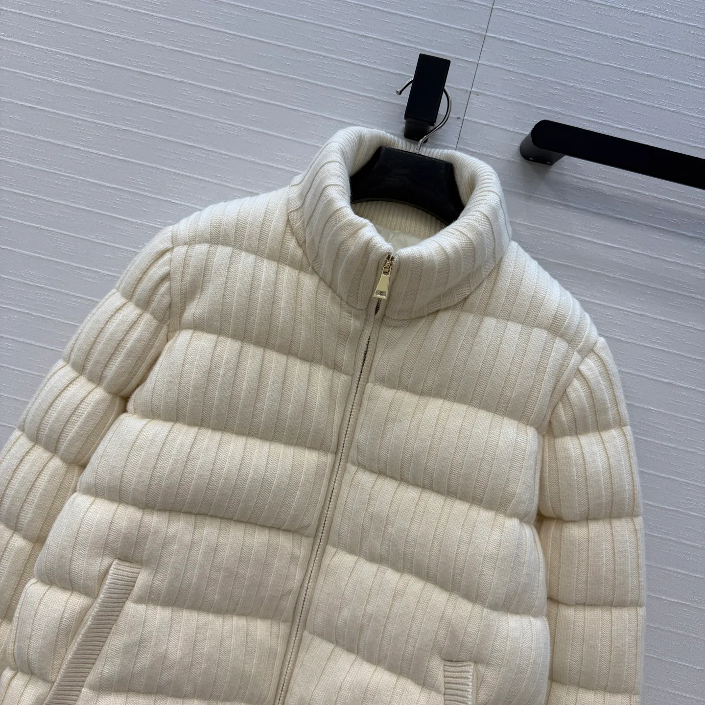 Women's Jackets And Down Jackets MONCLER 18325195