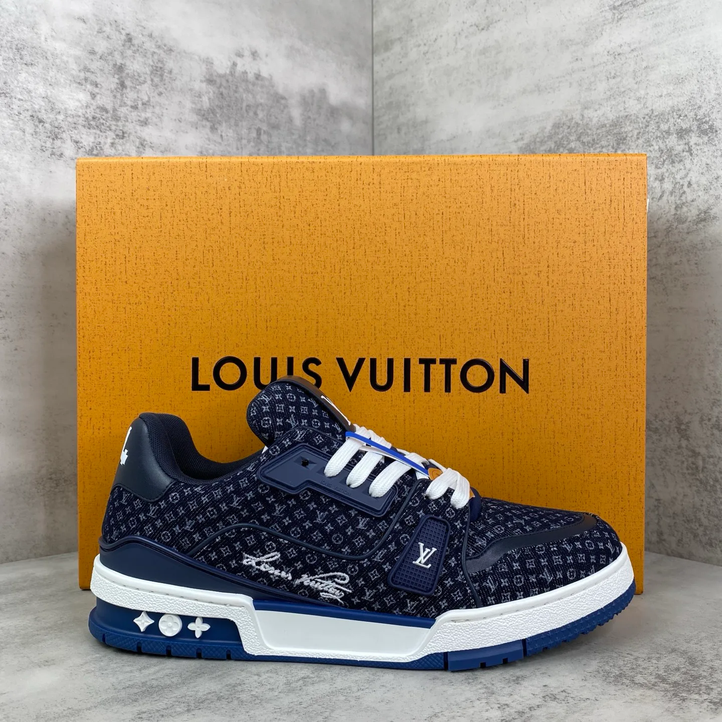 Women's Sneakers LOUIS VUITTON 18039058
