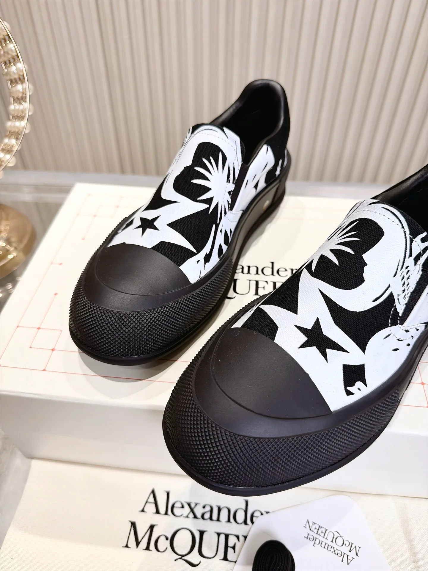 Кроссовки Женские Alexander Mcqueen 18561967