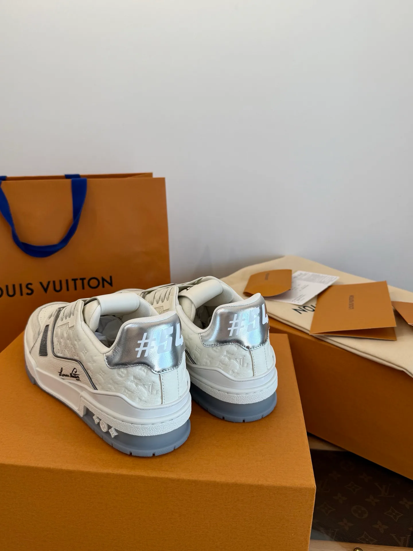 Women's Sneakers LOUIS VUITTON 18354046