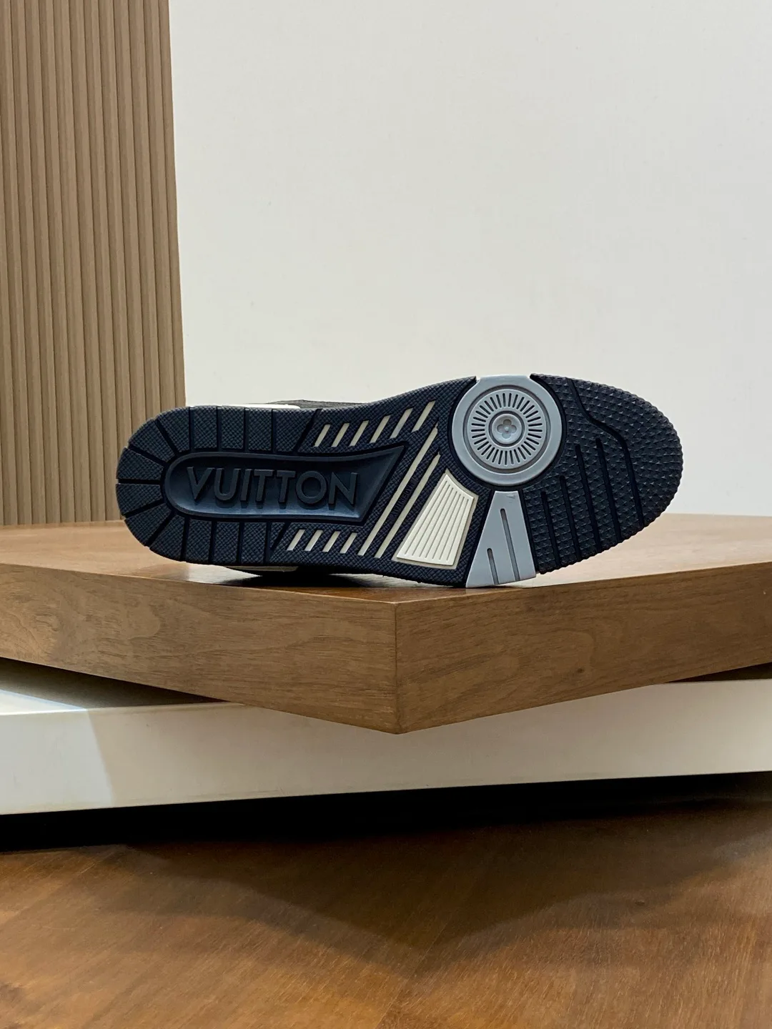 Men's Sneakers LOUIS VUITTON 18100301