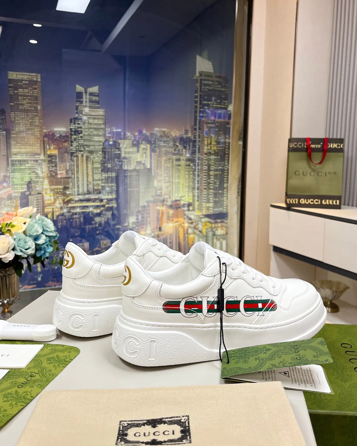 Women's Sneakers GUCCI 18369596