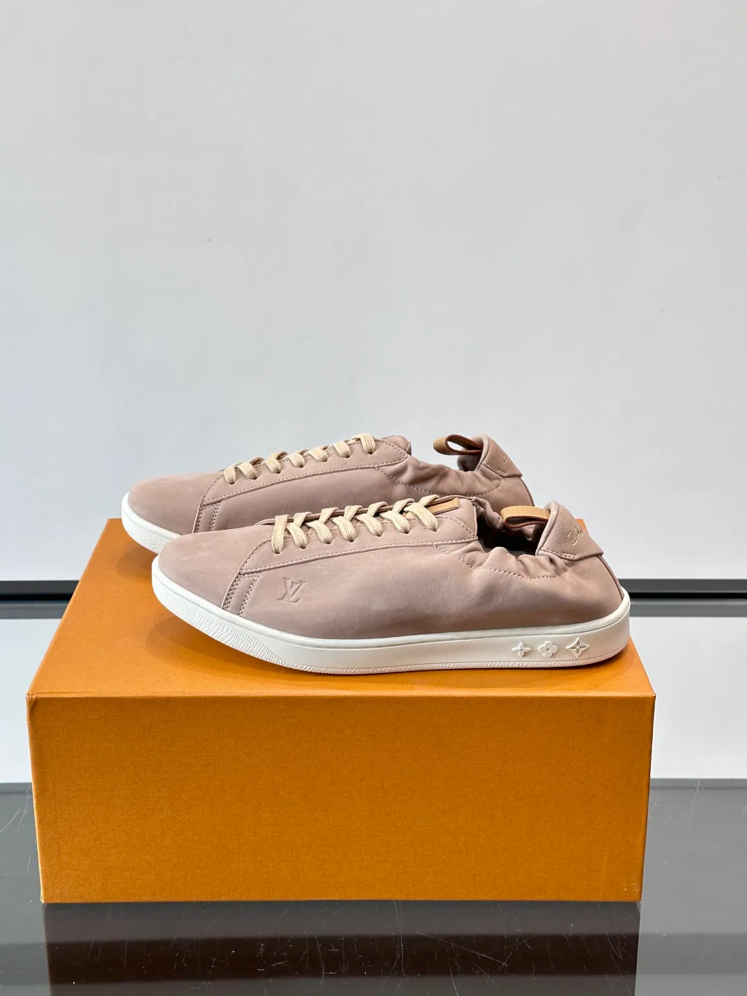 Men's Sneakers LOUIS VUITTON 18263704