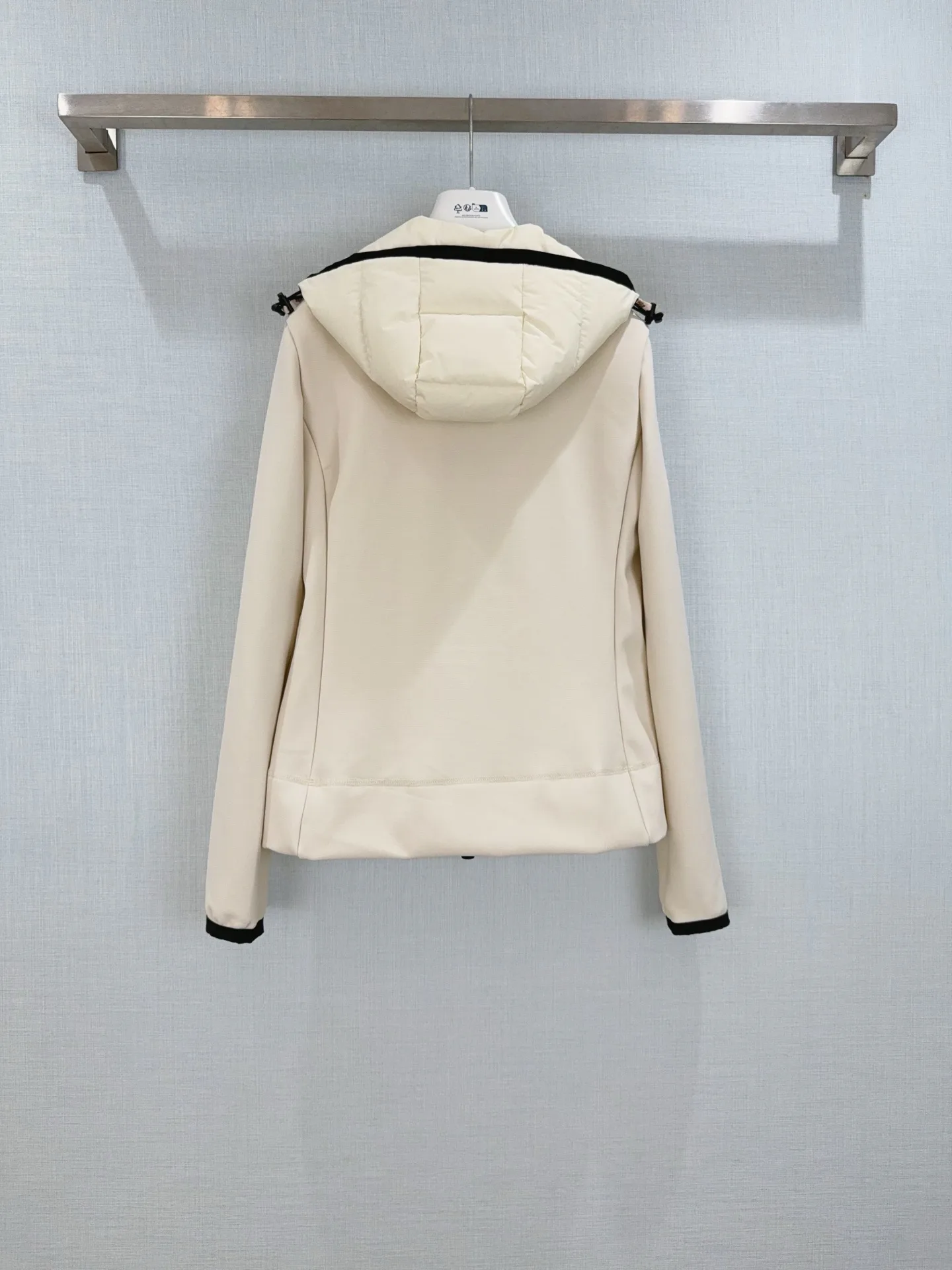 Women's Jackets And Down Jackets MONCLER 18474209