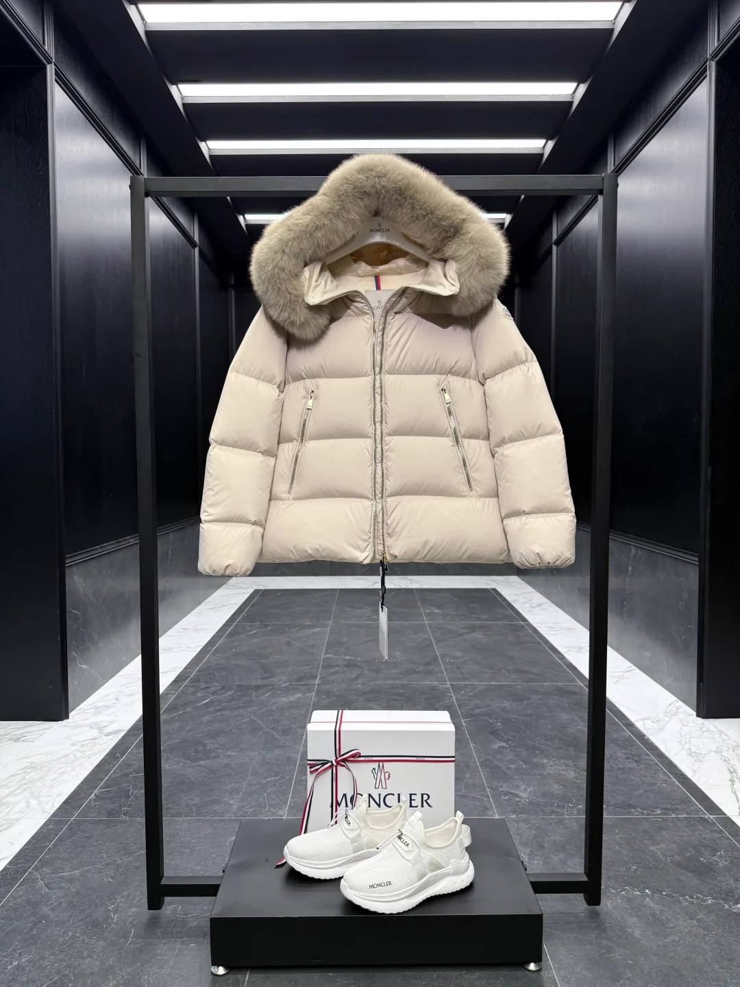 Women's Jackets And Down Jackets MONCLER 17964585