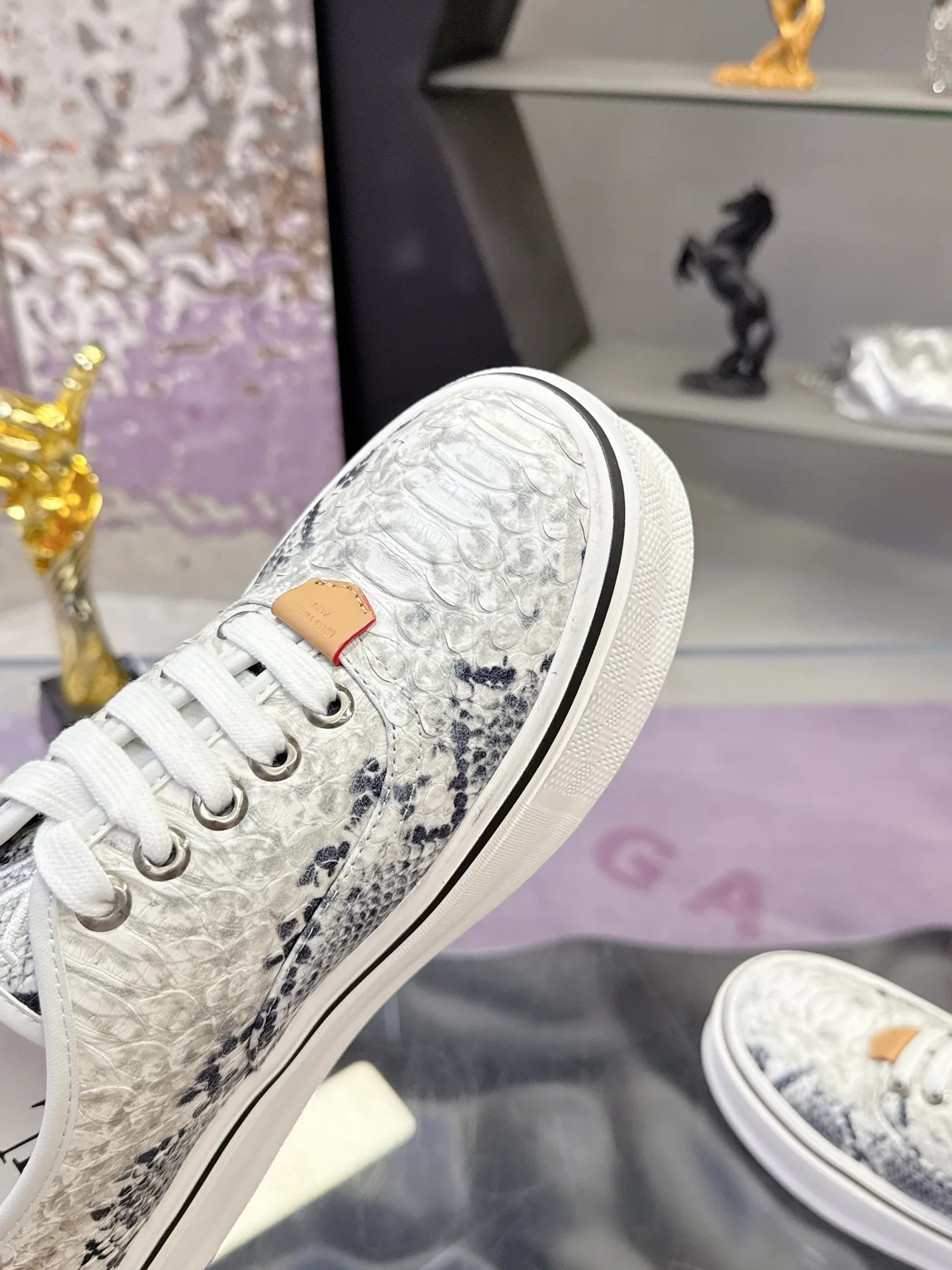 Men's Sneakers LOUIS VUITTON 17930911