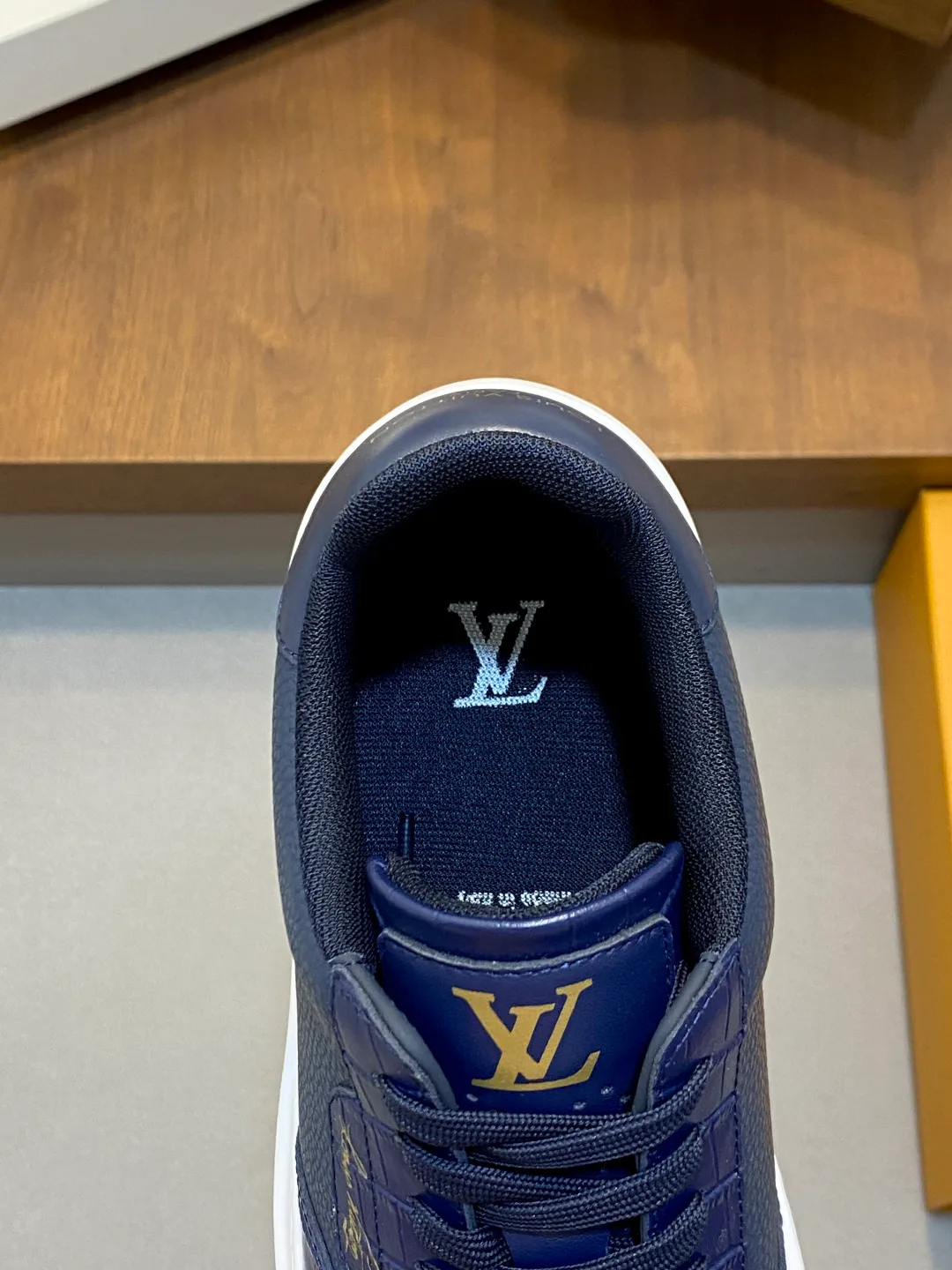 Men's Sneakers LOUIS VUITTON 18265109