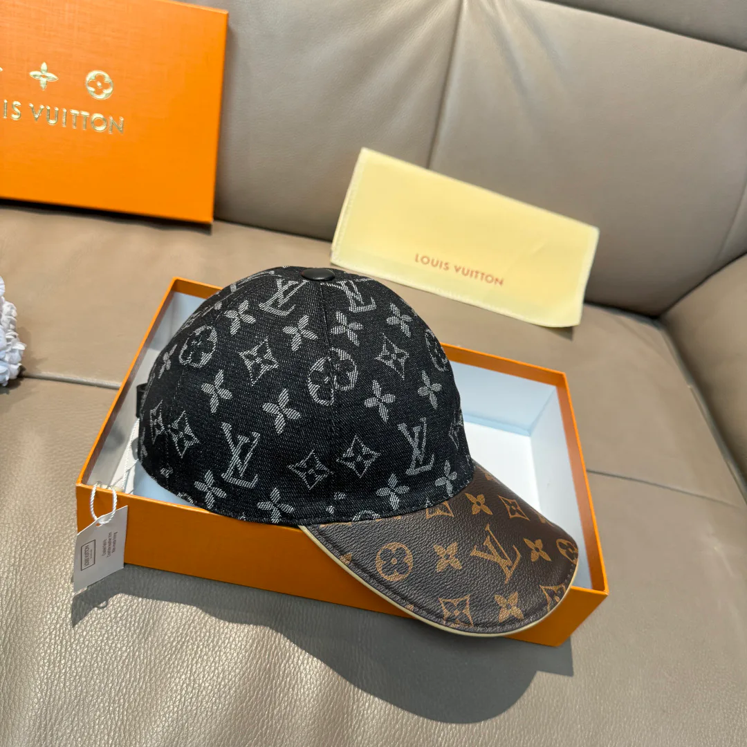 Hats LOUIS VUITTON 18347057