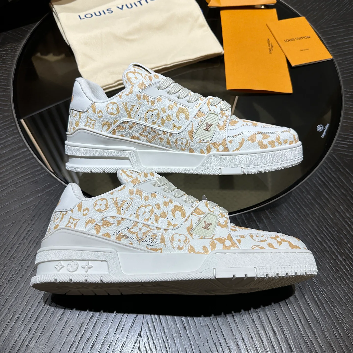 Women's Sneakers LOUIS VUITTON 18192449