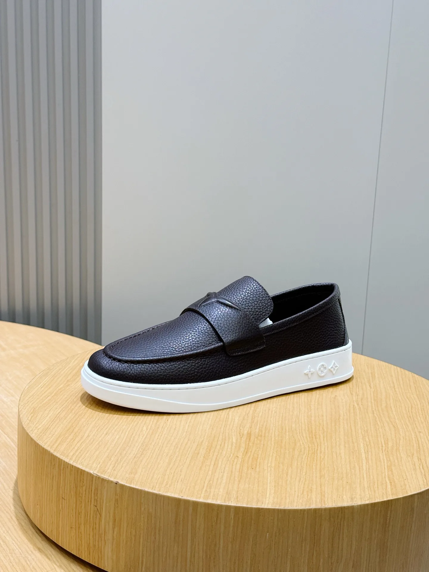Men's Loafers And Dress Shoes LOUIS VUITTON 18100902