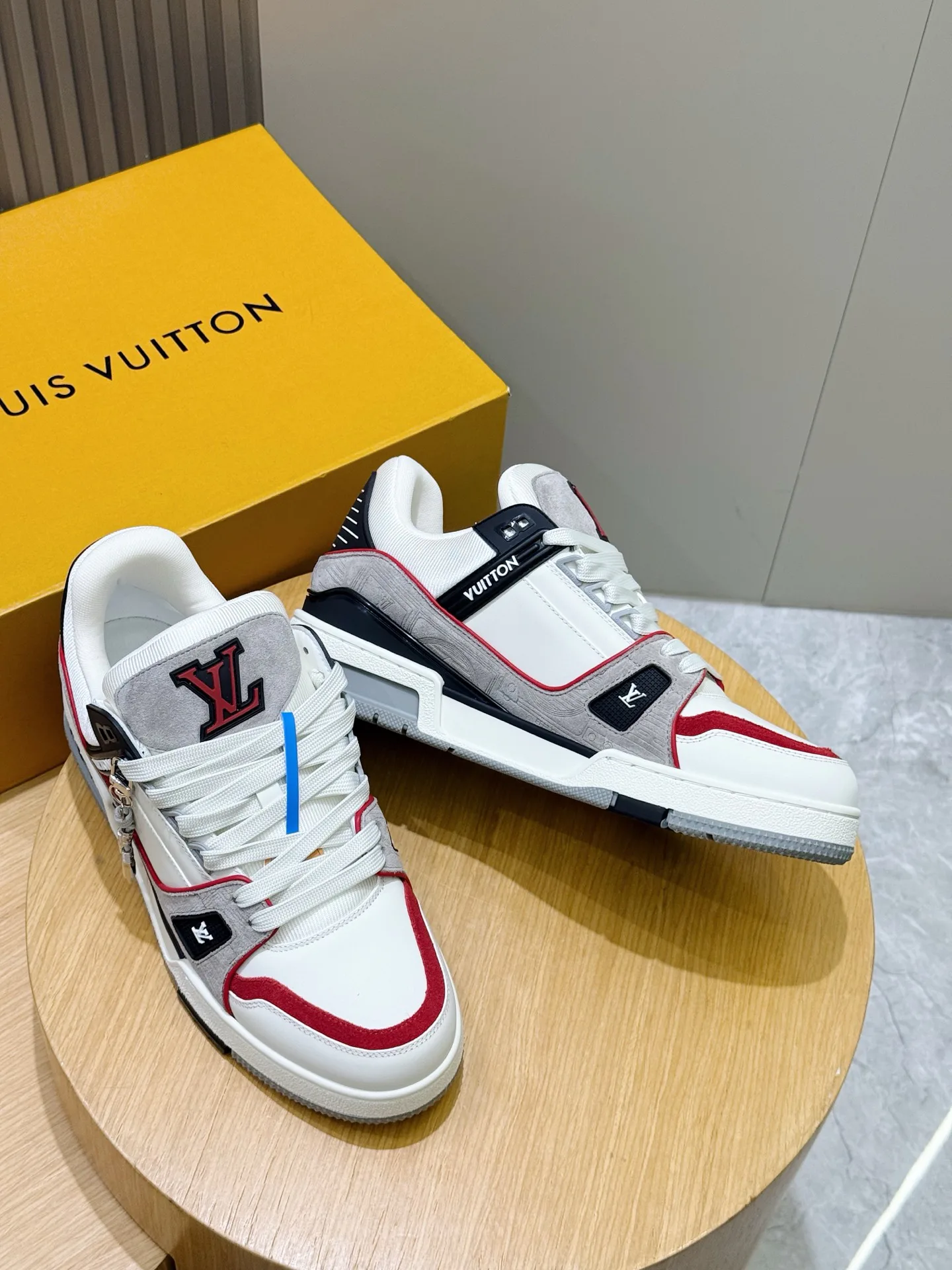 Men's Sneakers LOUIS VUITTON 18400372