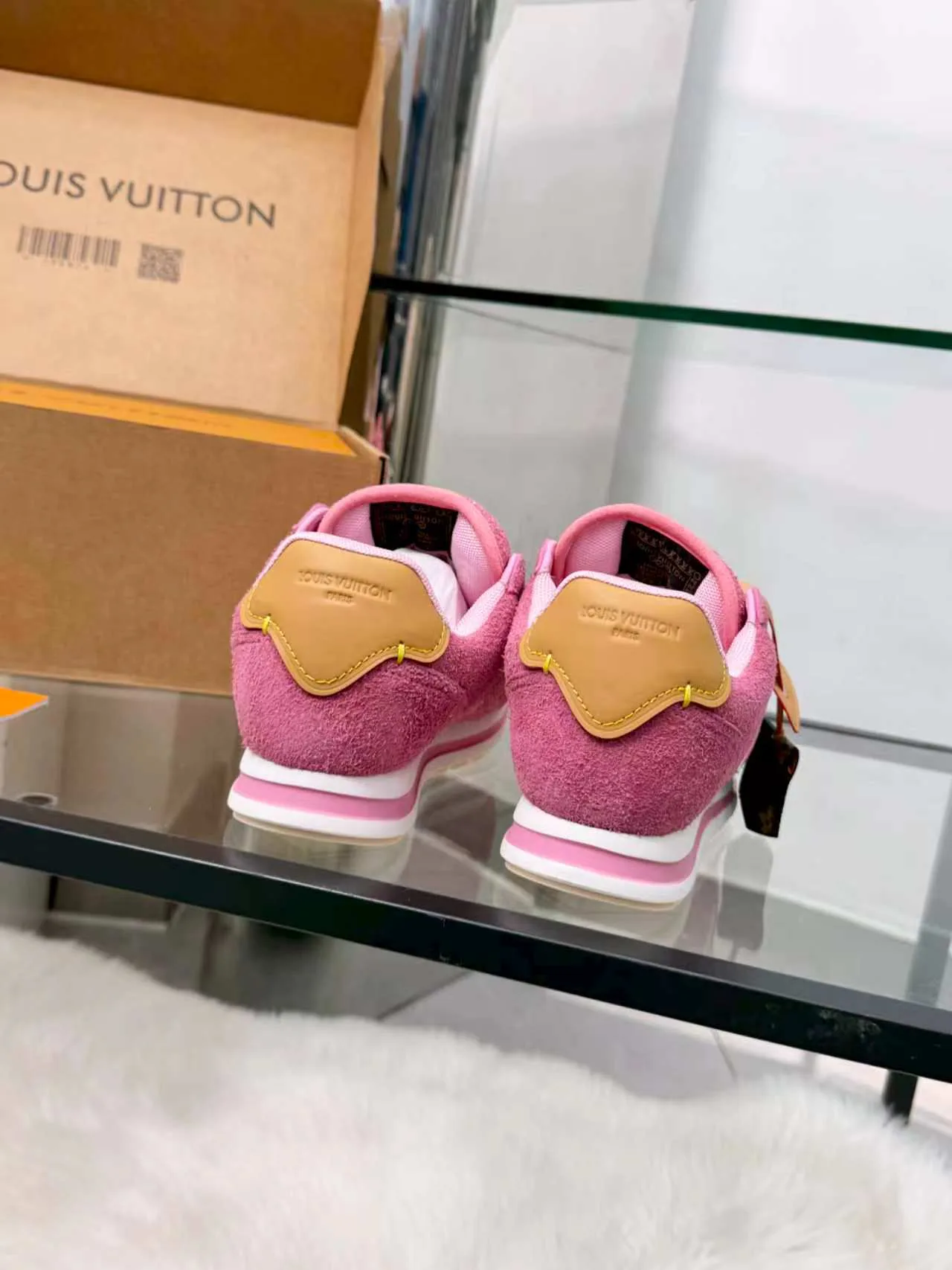 Women's Sneakers LOUIS VUITTON 18417397