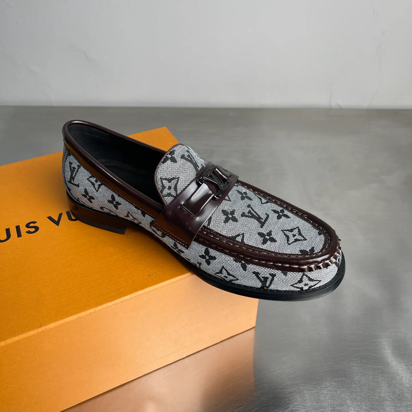 Men's Loafers And Dress Shoes LOUIS VUITTON 18519404