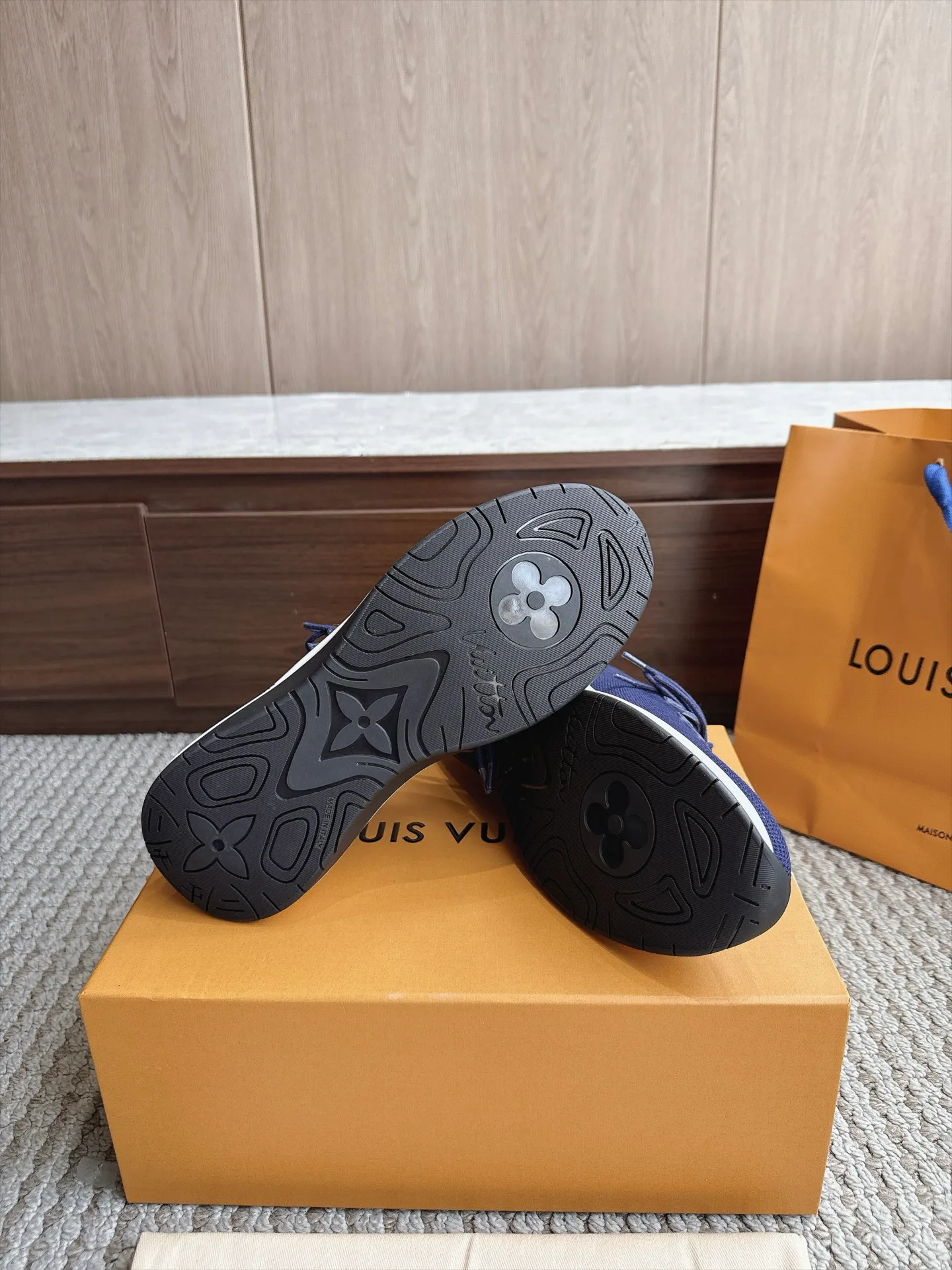 Women's Sneakers LOUIS VUITTON 18333248
