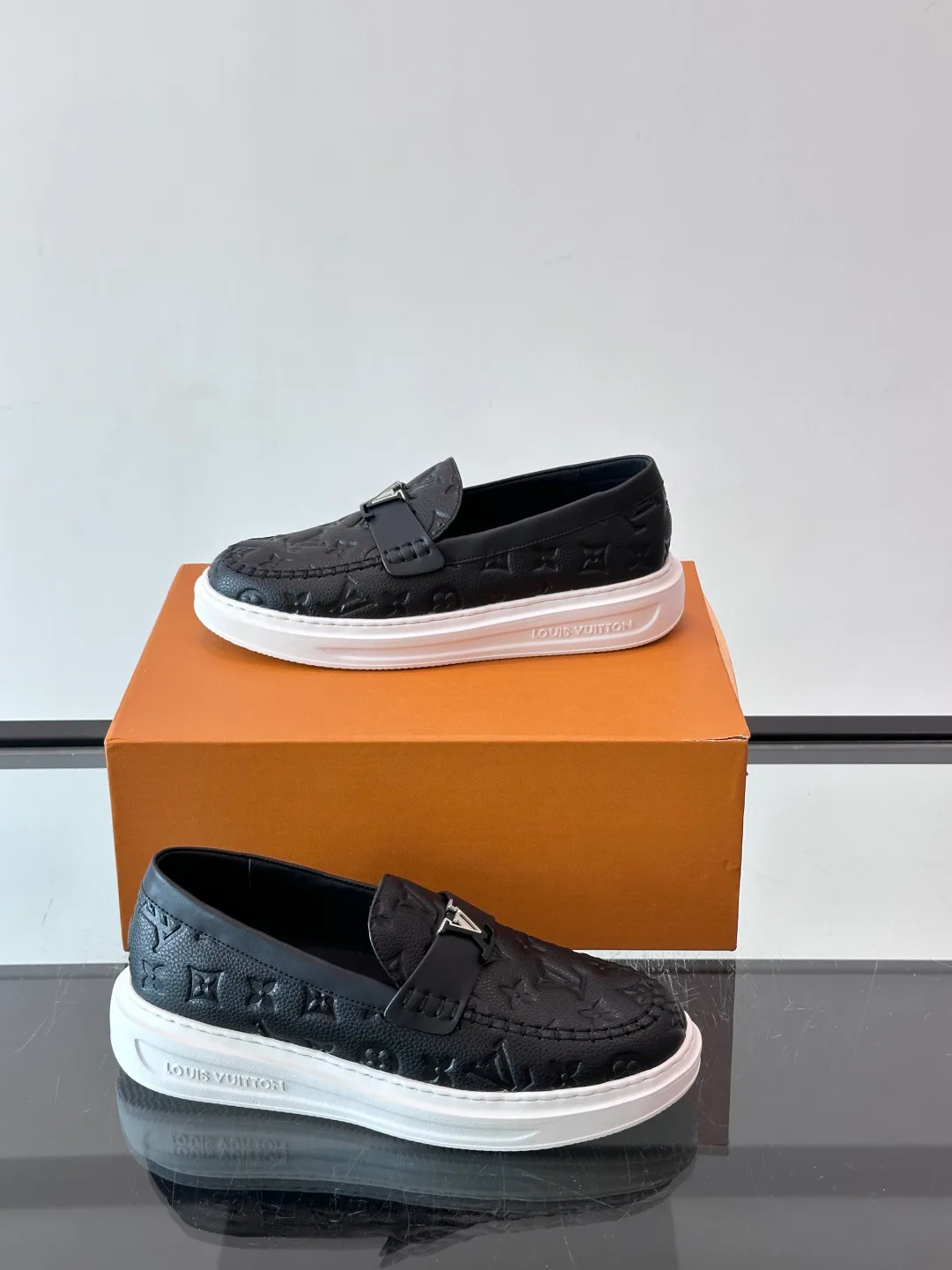 Men's Loafers And Dress Shoes LOUIS VUITTON 18400589