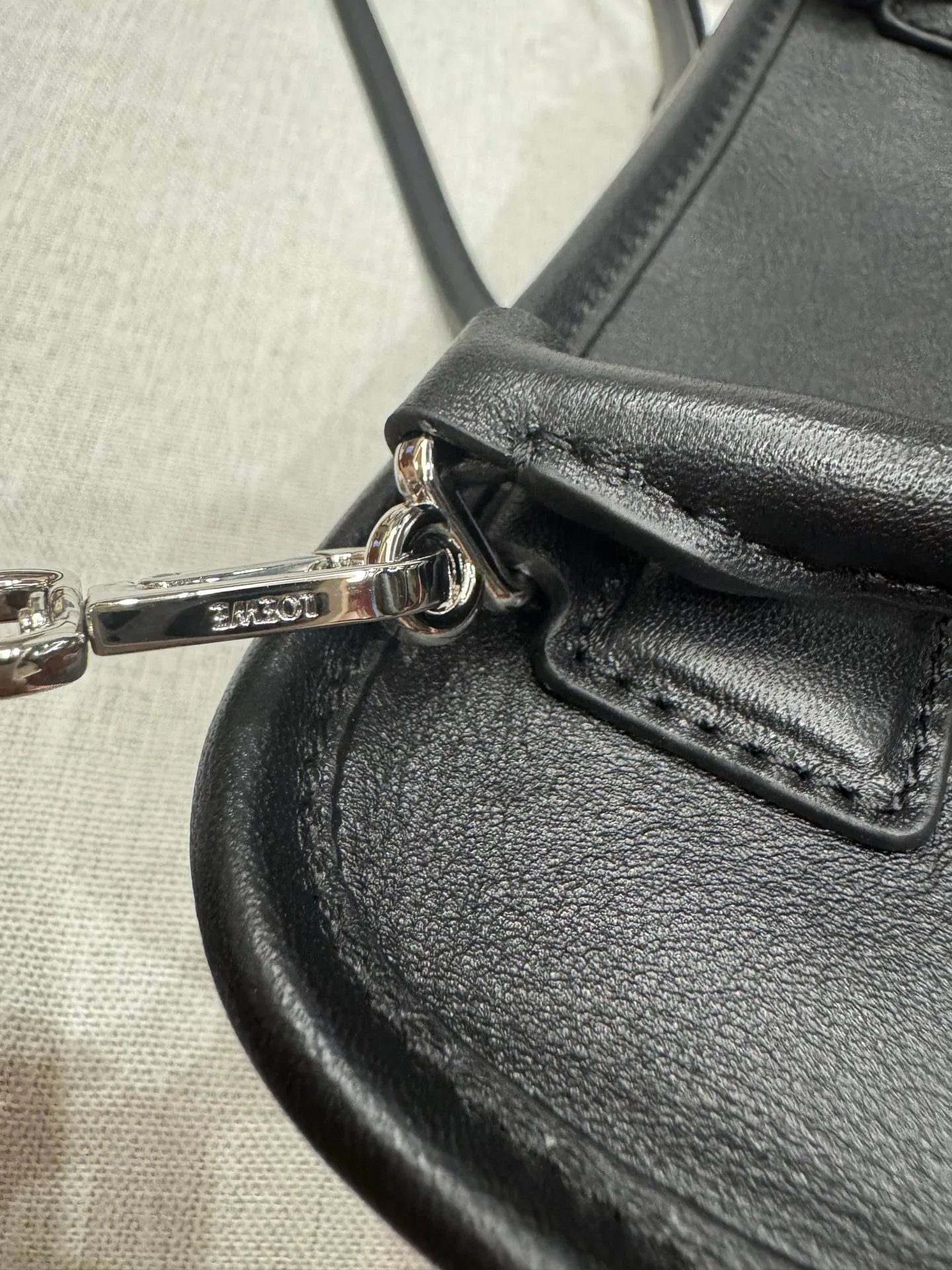 Women's Classic Handbags LOEWE 18231887
