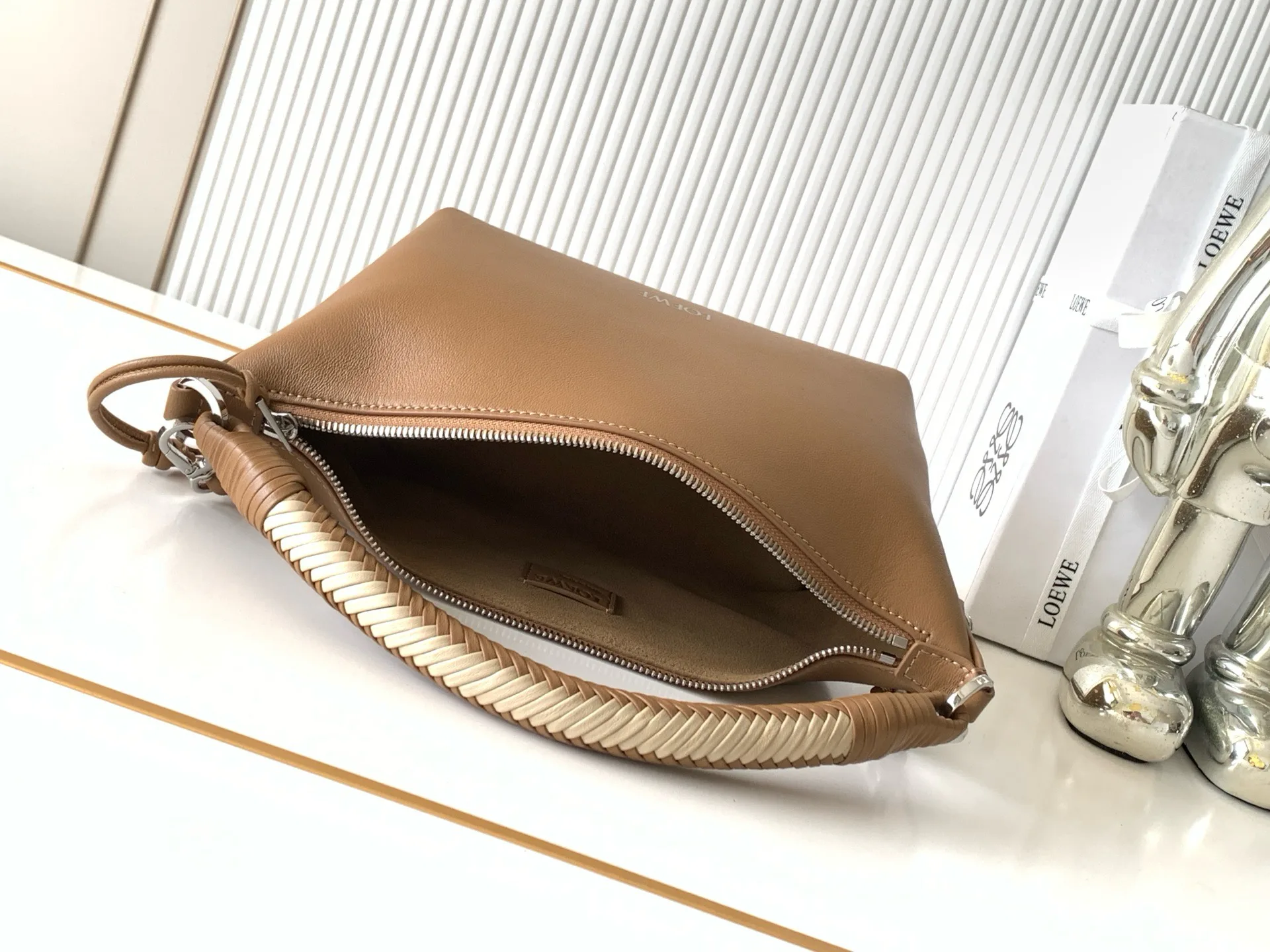 Women's Classic Handbags LOEWE 18378671
