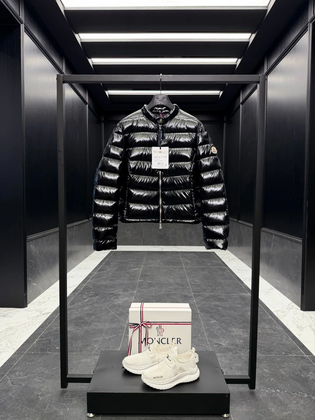 Women's Jackets And Down Jackets MONCLER 18408775