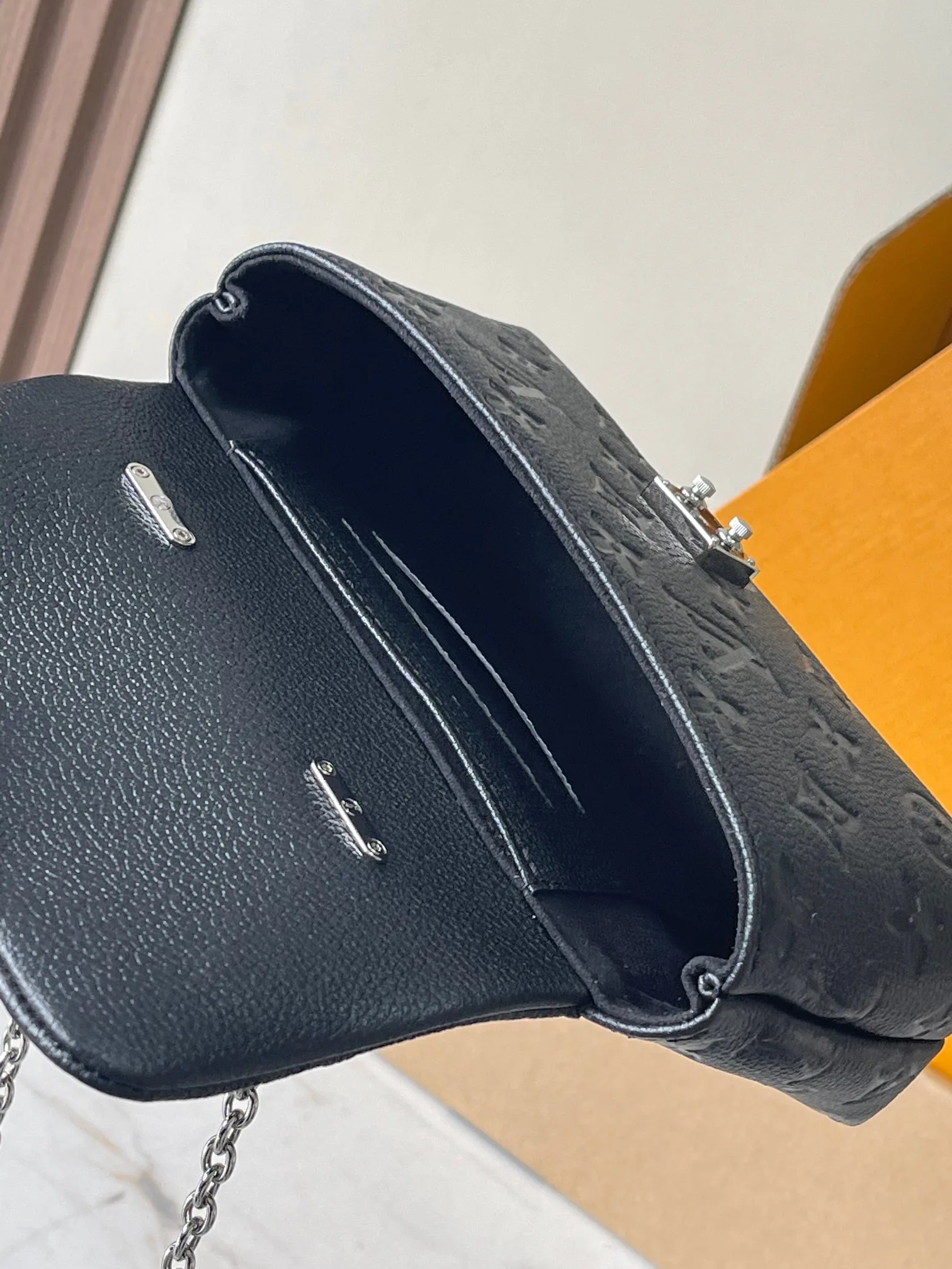 Классические Сумки Женские Louis Vuitton 18627717