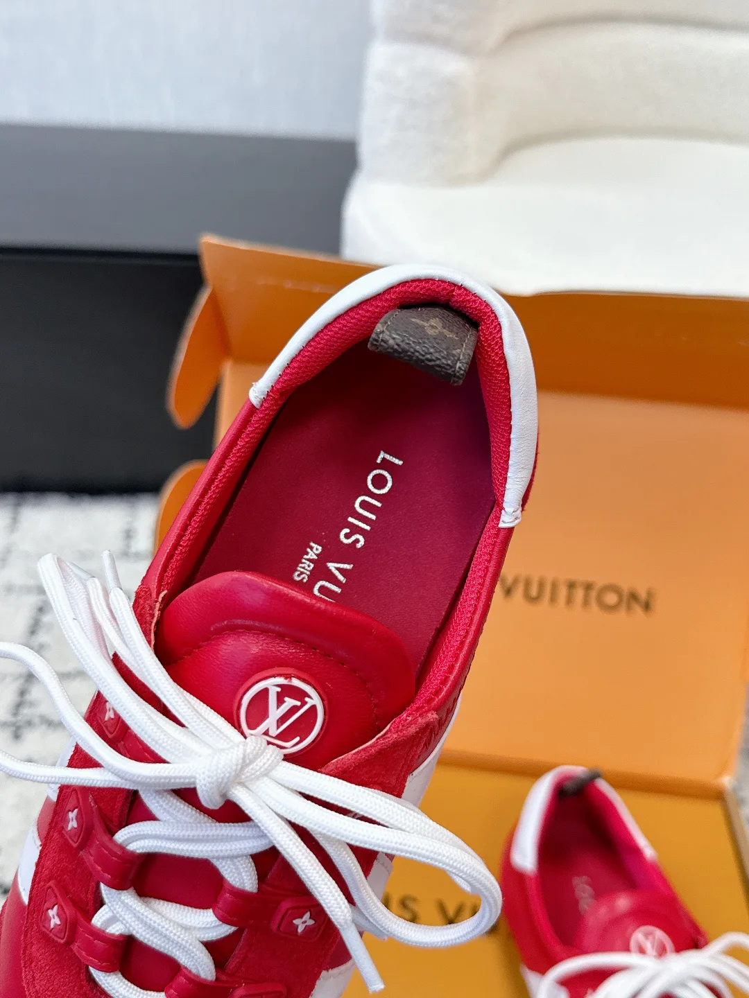 Women's Sneakers LOUIS VUITTON 18409664