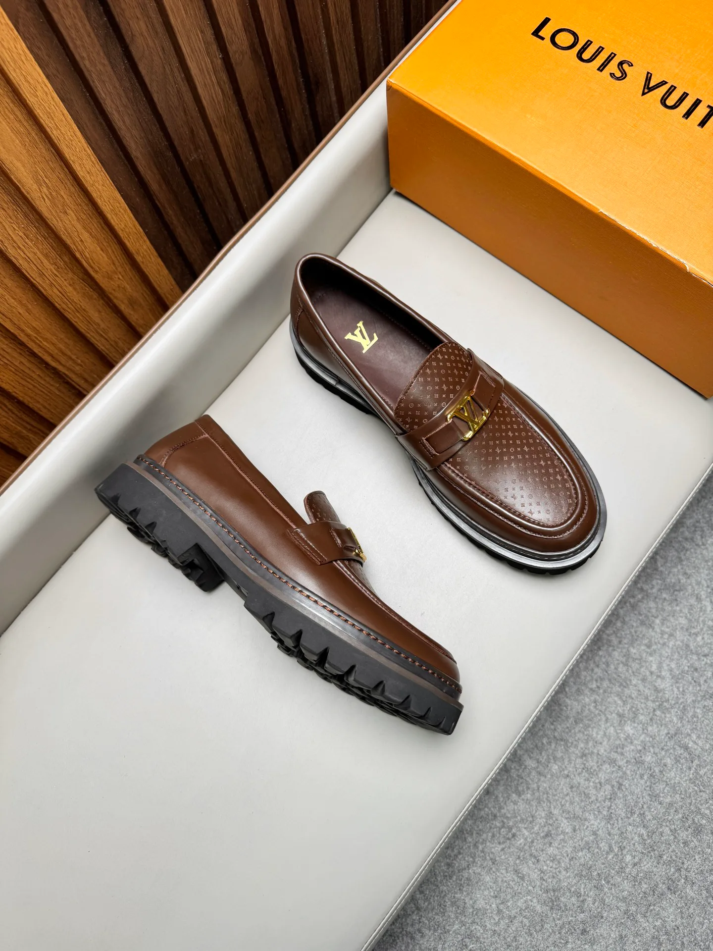 Men's Loafers And Dress Shoes LOUIS VUITTON 17470881