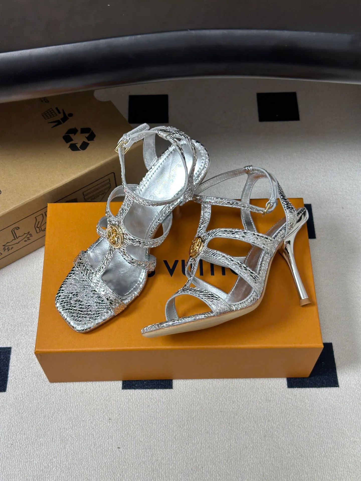 Women's Open-Toe Sandals LOUIS VUITTON 17768206