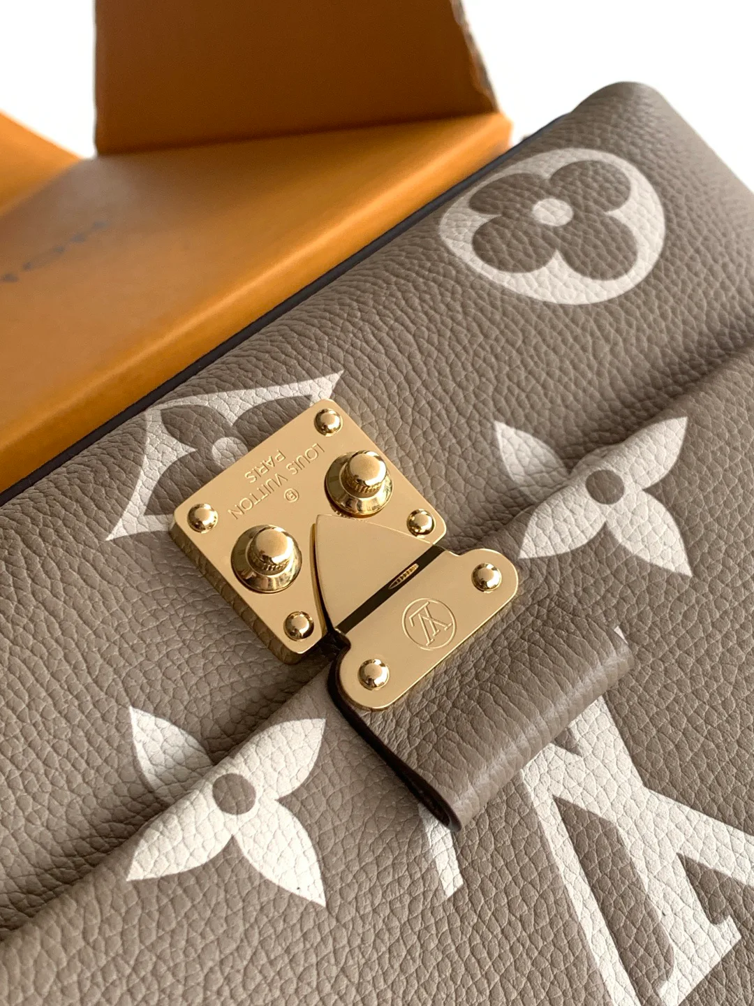 Women's Classic Handbags LOUIS VUITTON 18520970