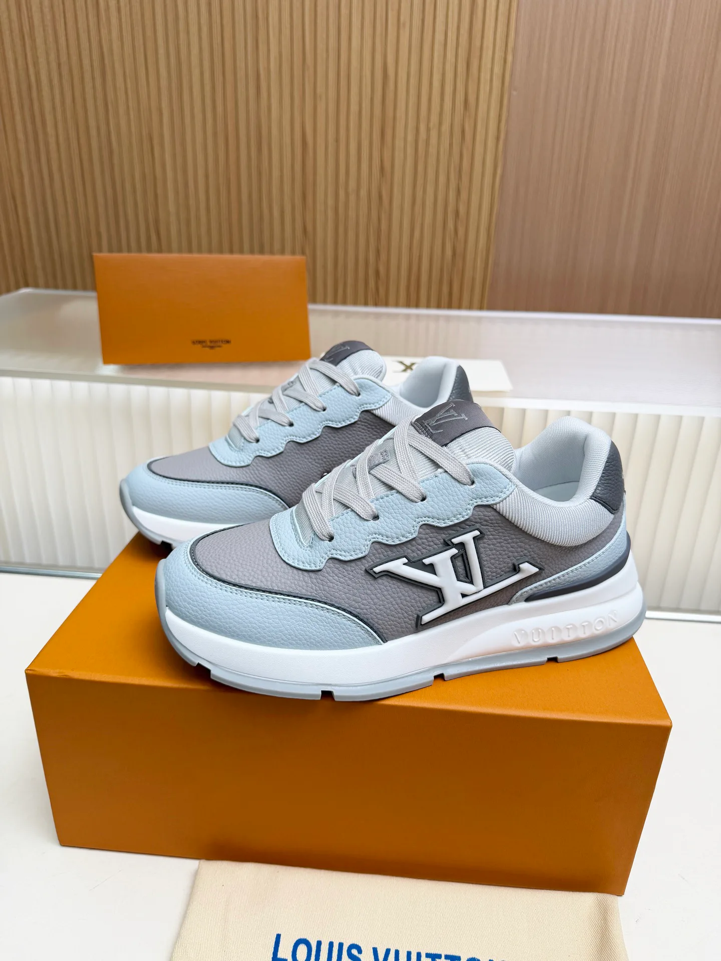 Women's Sneakers LOUIS VUITTON 18212257