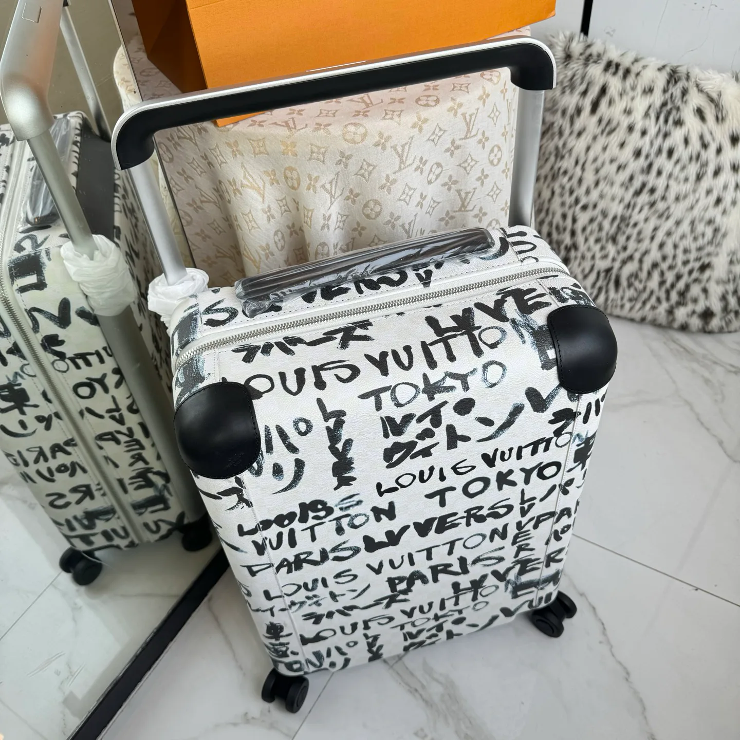 Suitcases LOUIS VUITTON 17675228