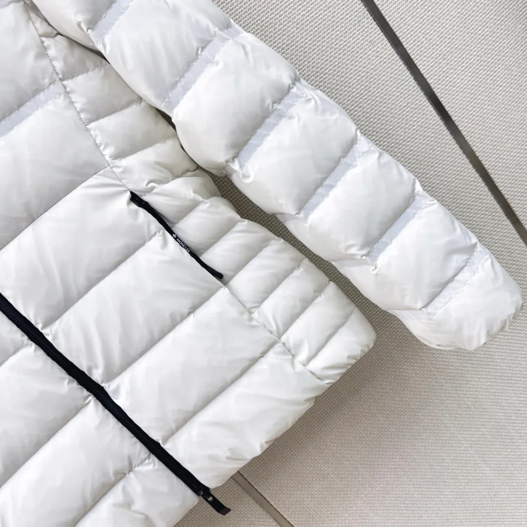 Women's Jackets And Down Jackets MONCLER 18450472