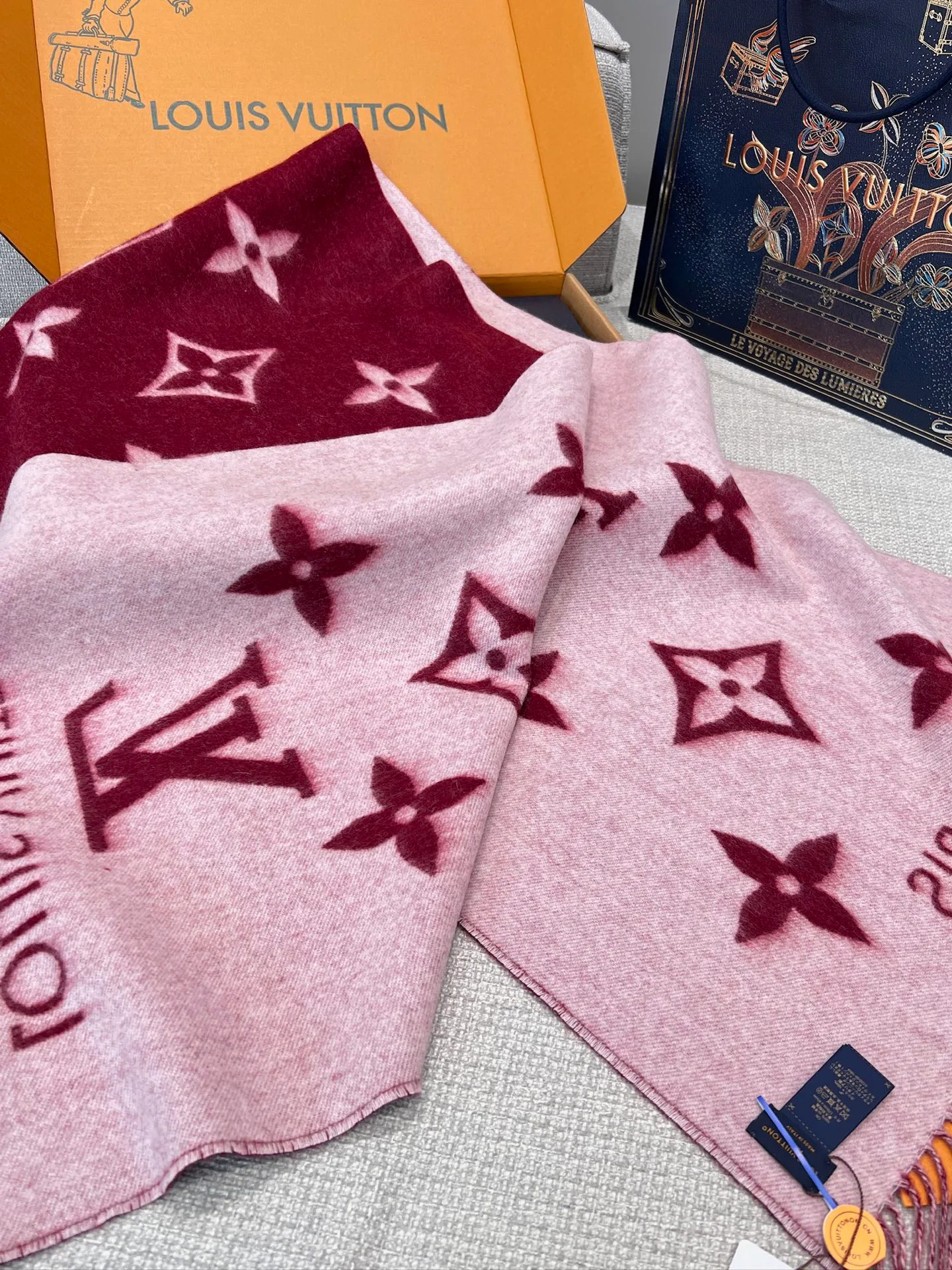 Scarves LOUIS VUITTON 18210446