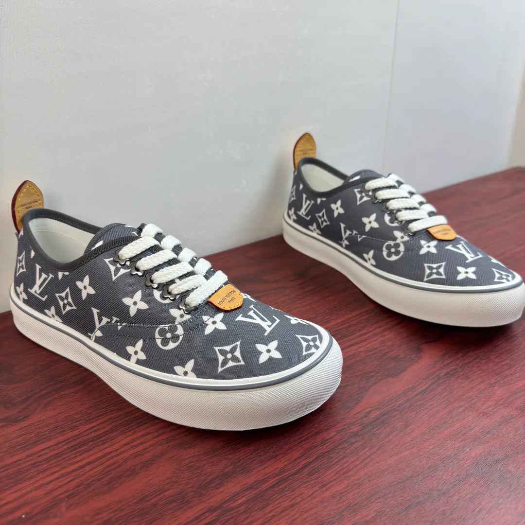 Men's Sneakers LOUIS VUITTON 18100537