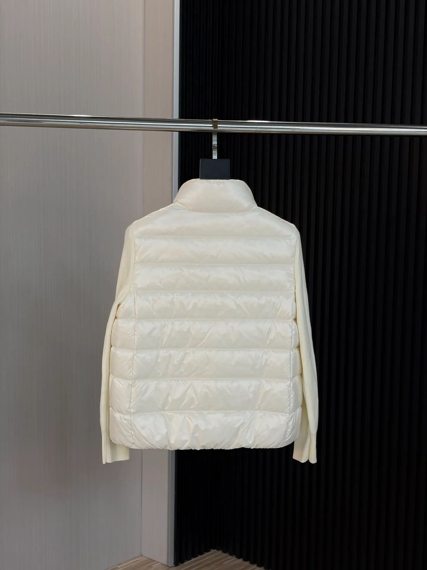 Women's Jackets And Down Jackets MONCLER 18529857