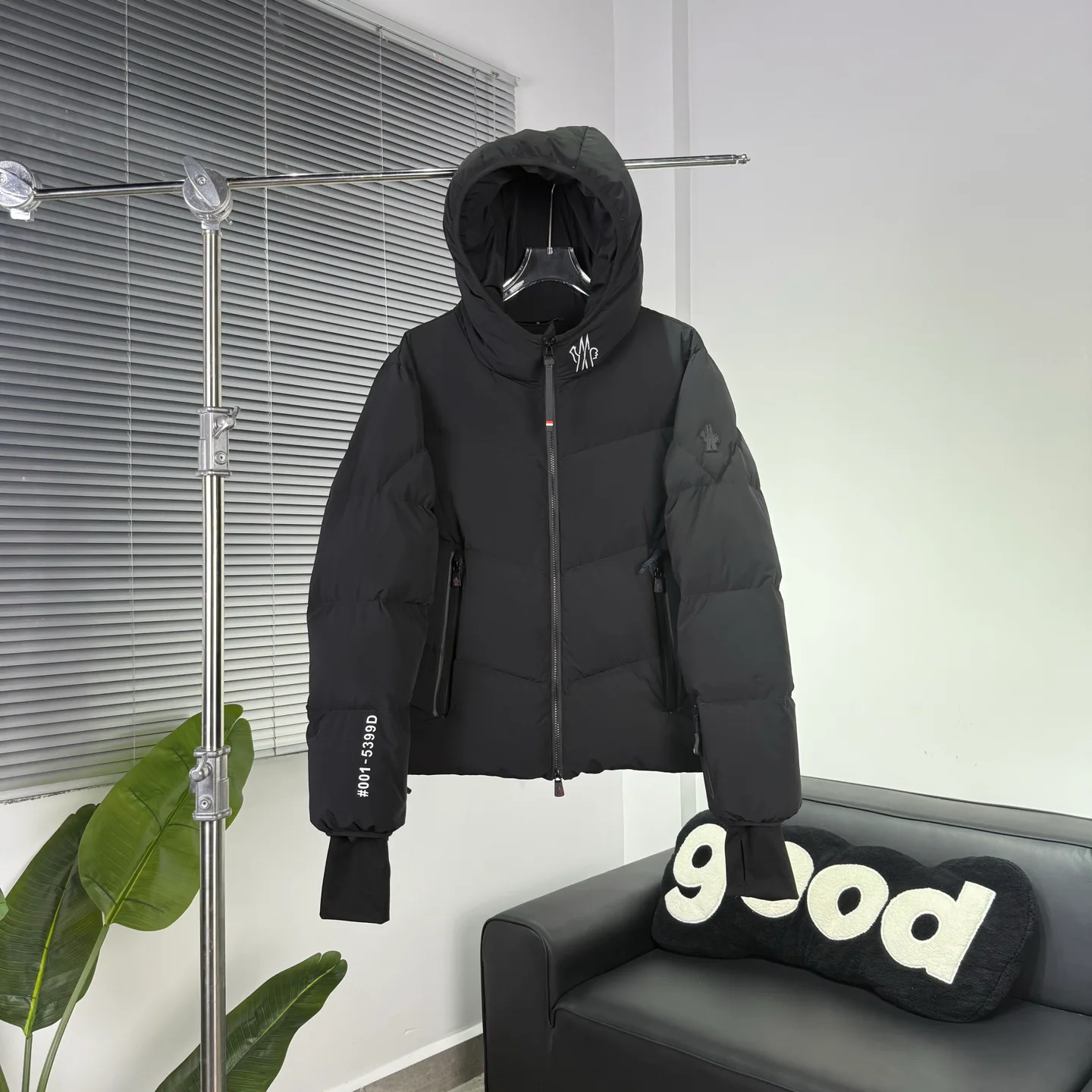 Women's Jackets And Down Jackets MONCLER 18415689