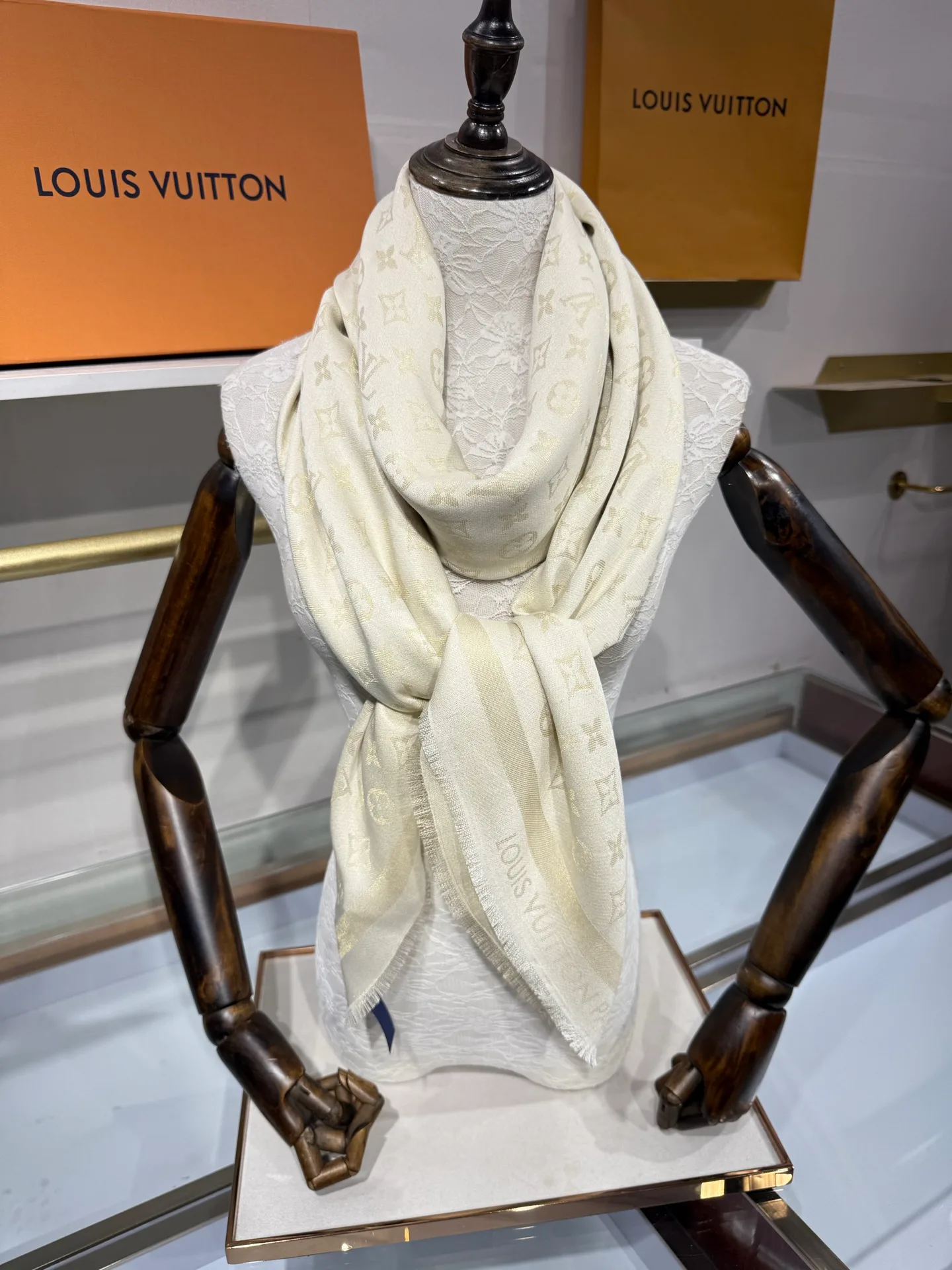 Scarves LOUIS VUITTON 17795653