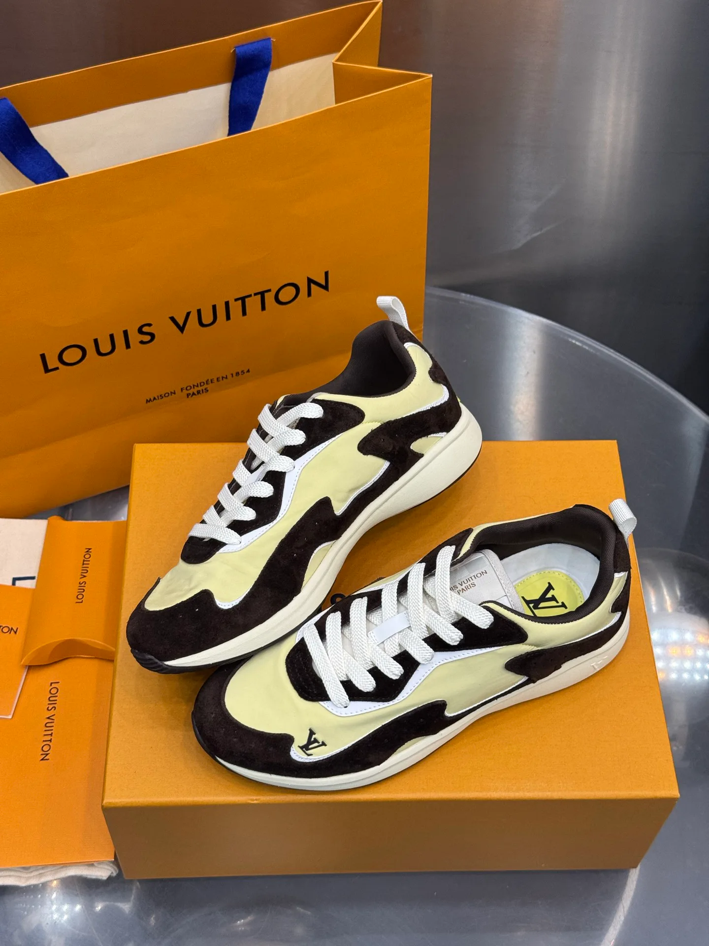 Men's Sneakers LOUIS VUITTON 18202636