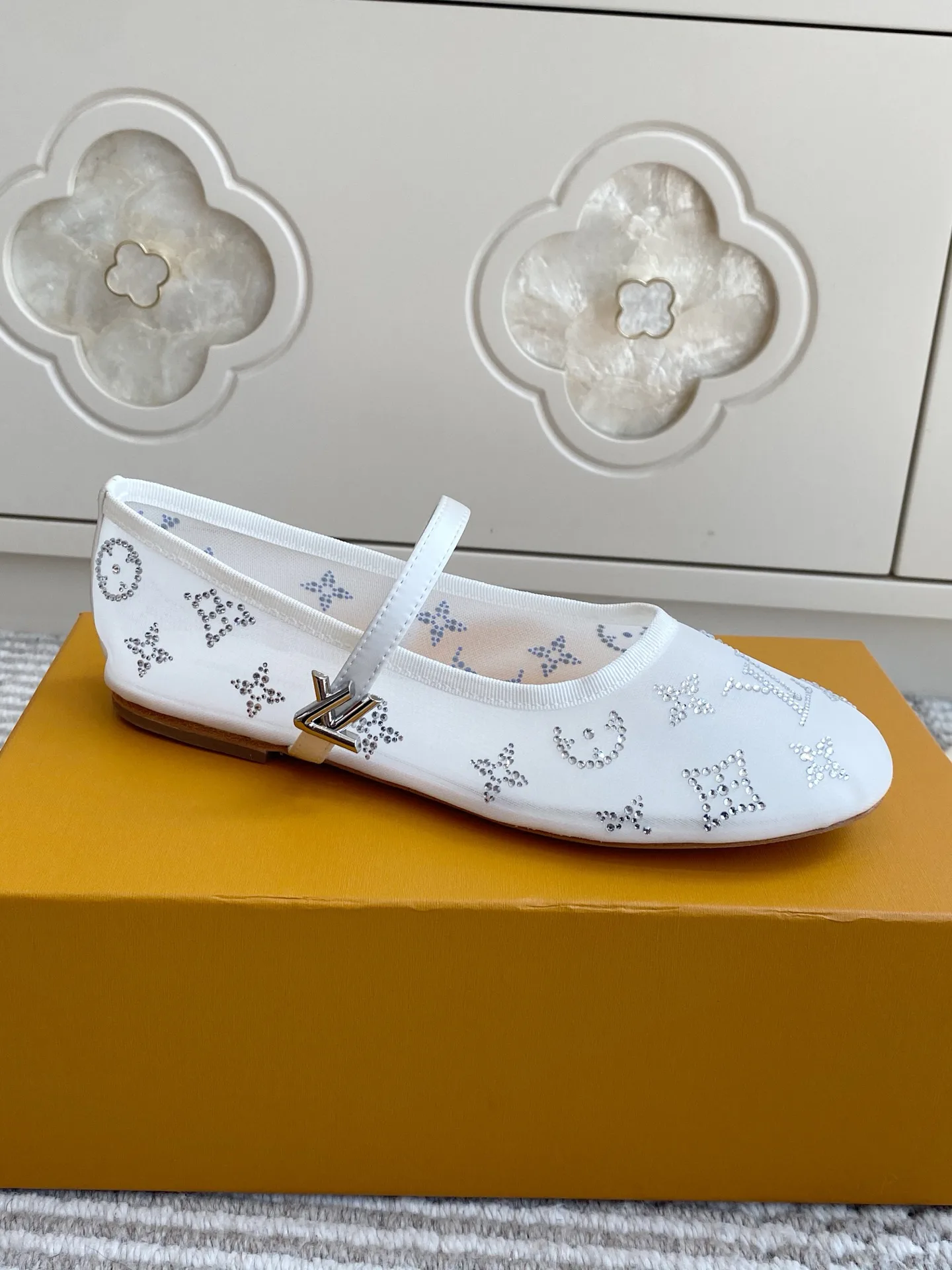 Women's Ballet Flats LOUIS VUITTON 18135116