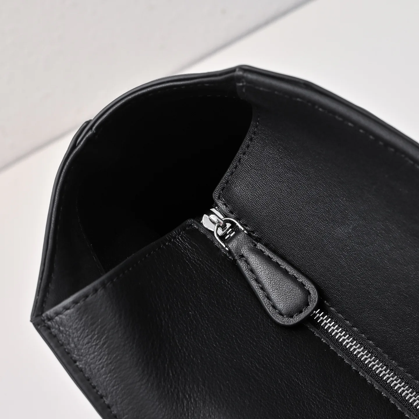 Women's Classic Handbags THE ROW 17449006
