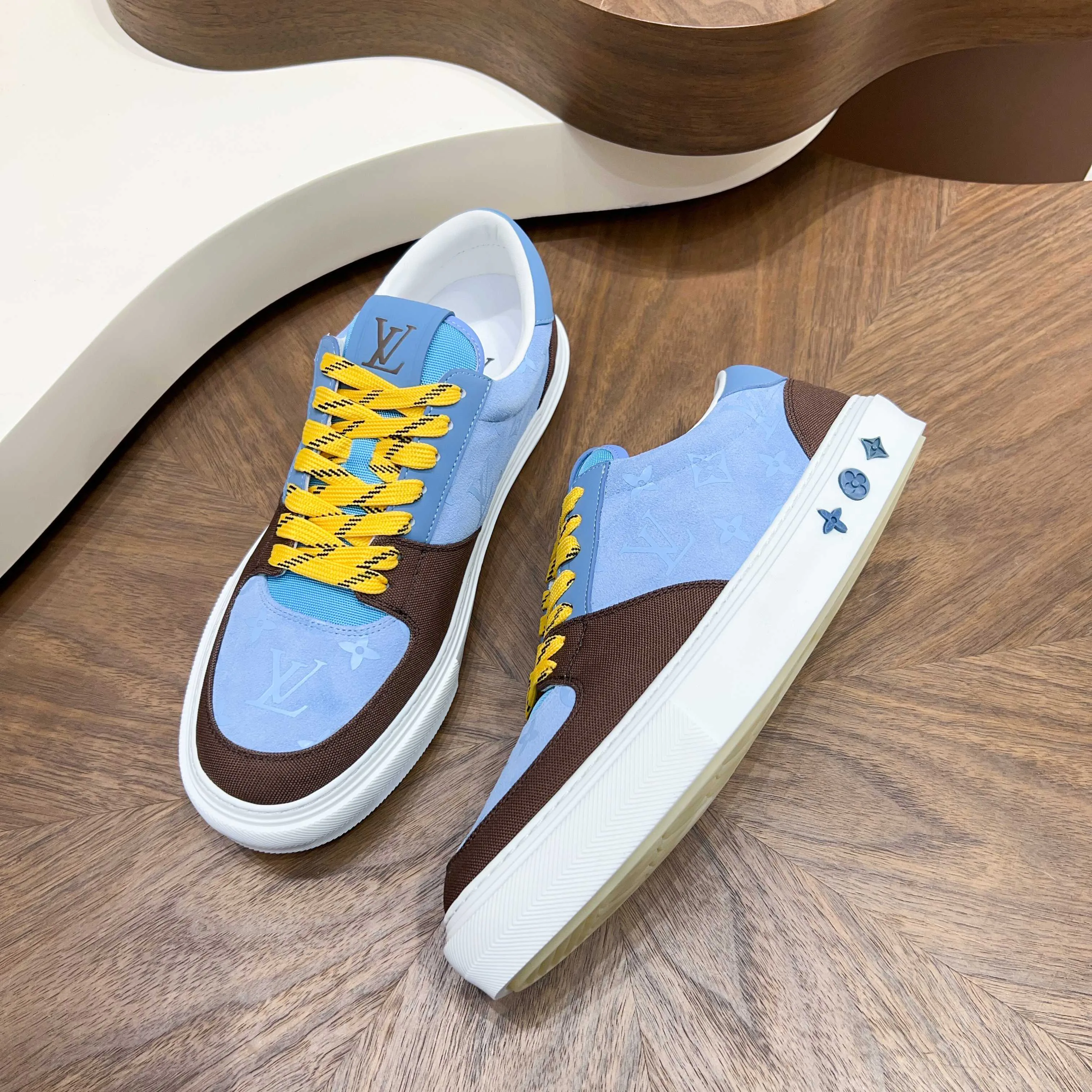 Men's Sneakers LOUIS VUITTON 18117096