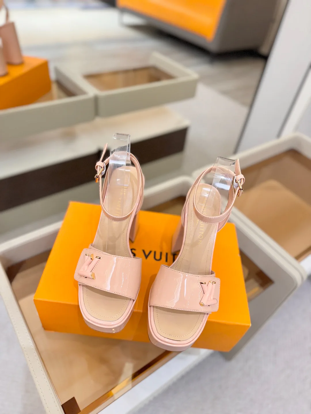 Women's Open-Toe Sandals LOUIS VUITTON 17946857