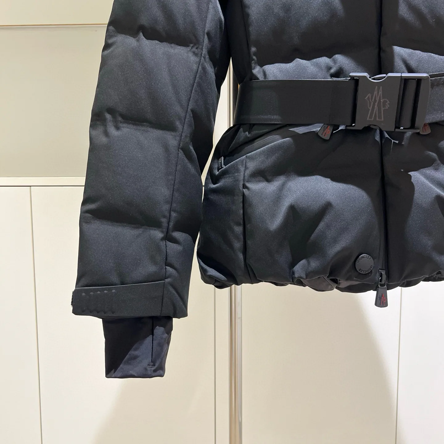Women's Jackets And Down Jackets MONCLER 18336961