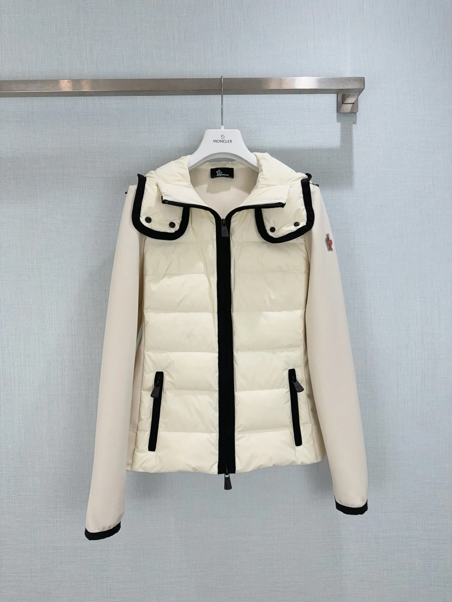 Women's Jackets And Down Jackets MONCLER 18474209