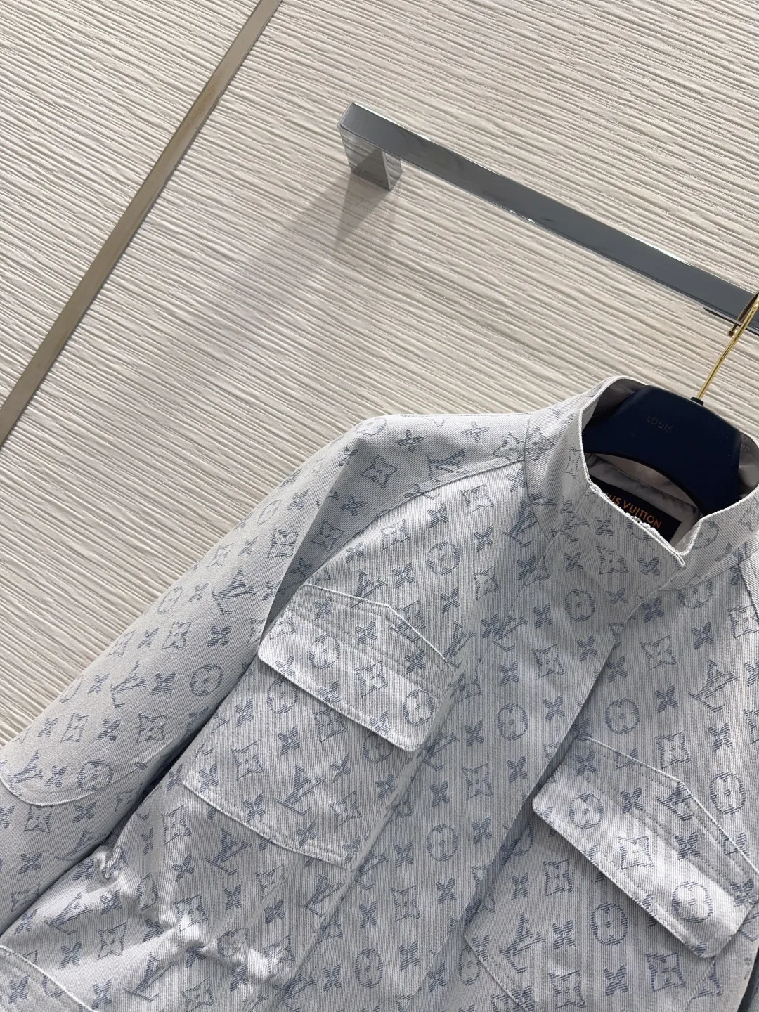Куртки И Пуховики Женские Louis Vuitton 18689777