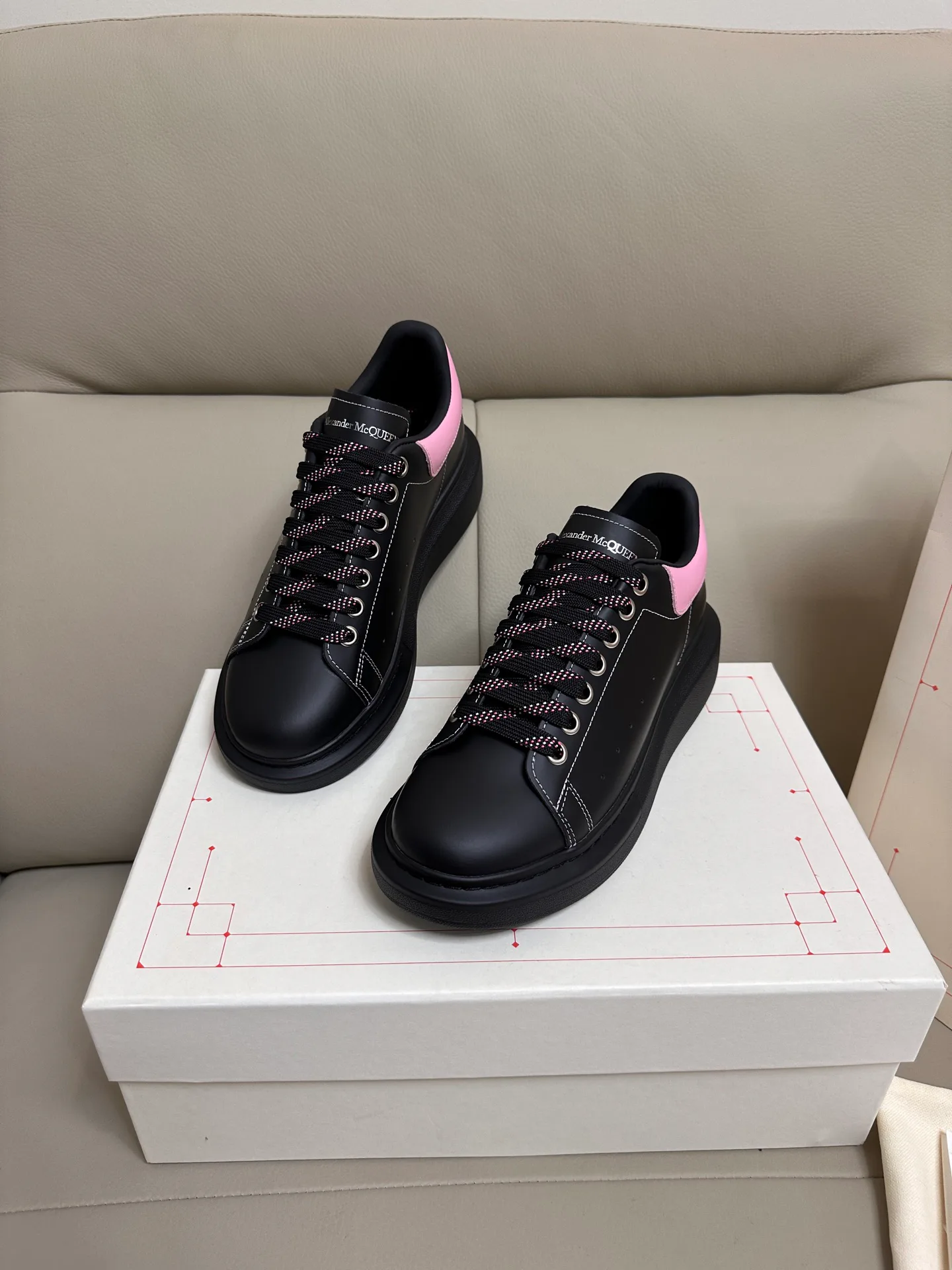 Кроссовки Женские Alexander Mcqueen 18616720