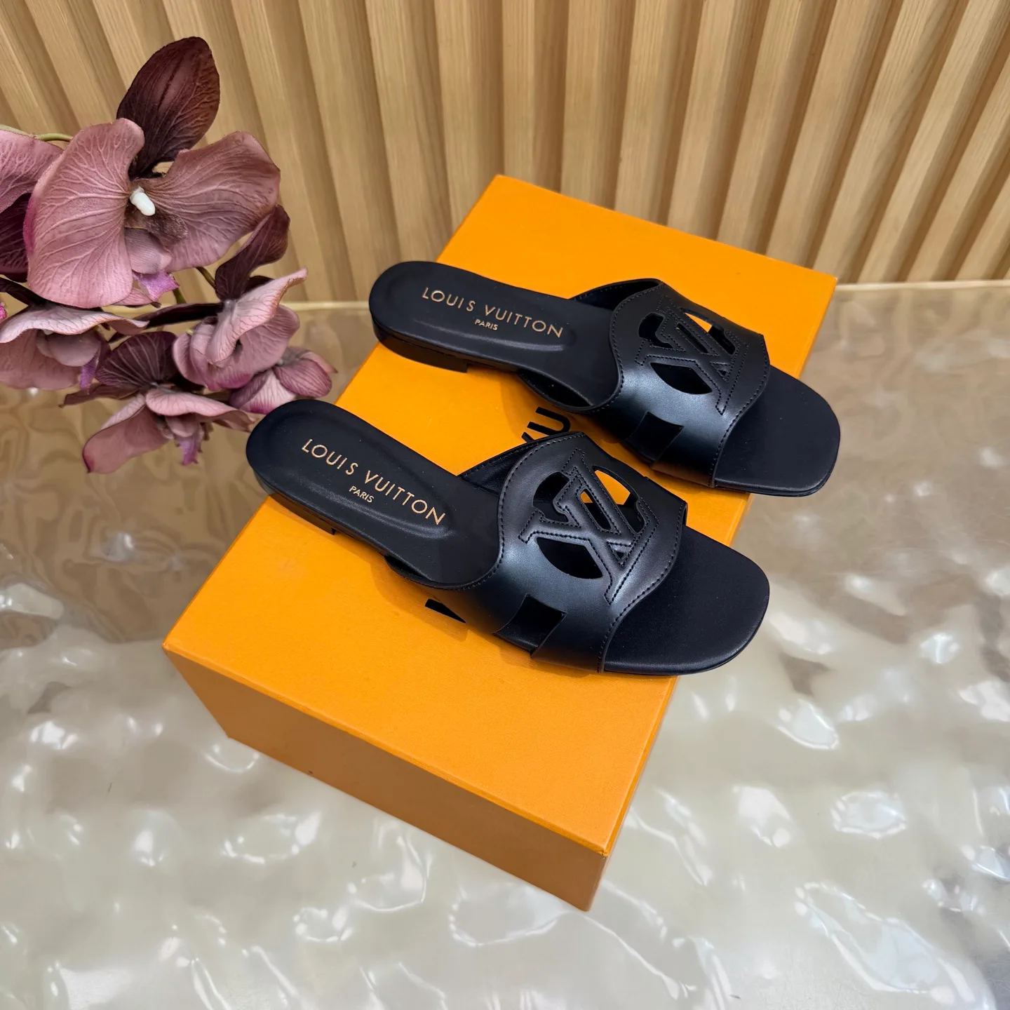 Women's Flip-Flops LOUIS VUITTON 17448826