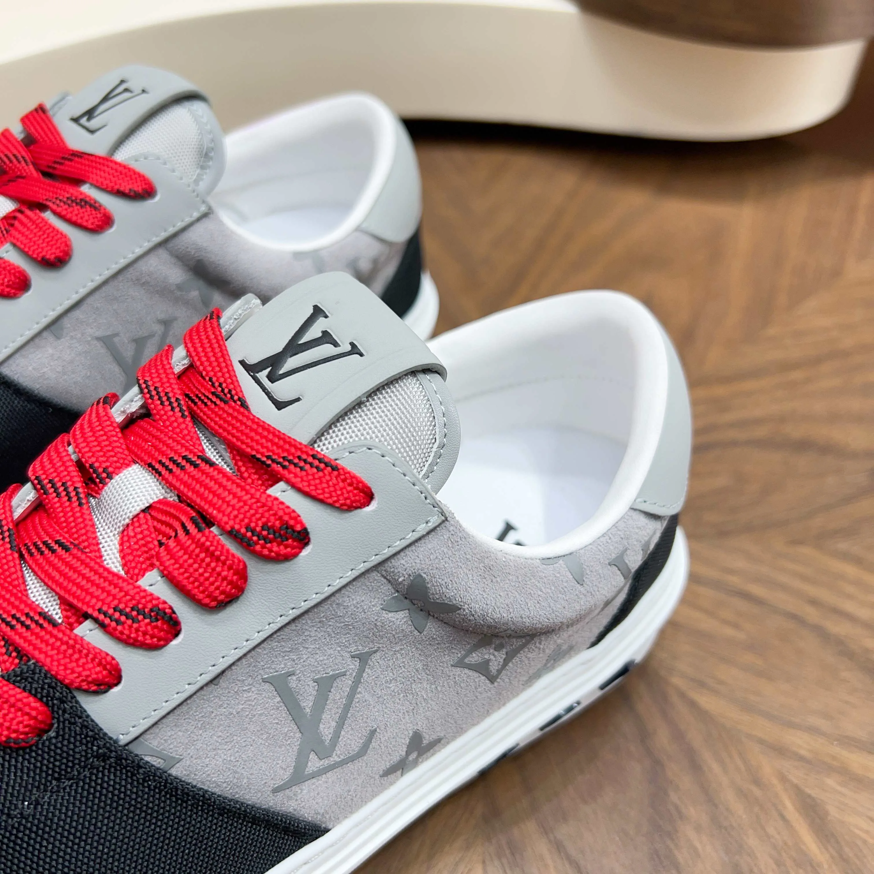 Men's Sneakers LOUIS VUITTON 18117094